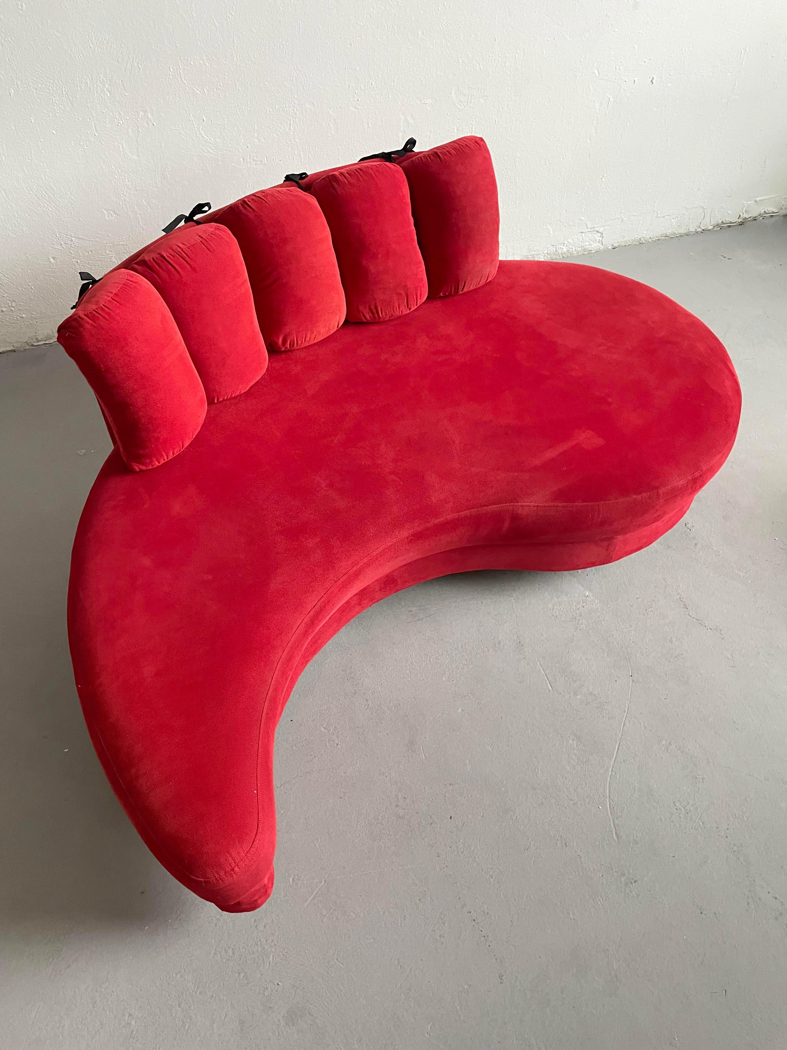 Set of 2 Postmodern Curved Yin-Yang Shaped Sofa Daybeds in Red Fabric, c 1980s For Sale 3