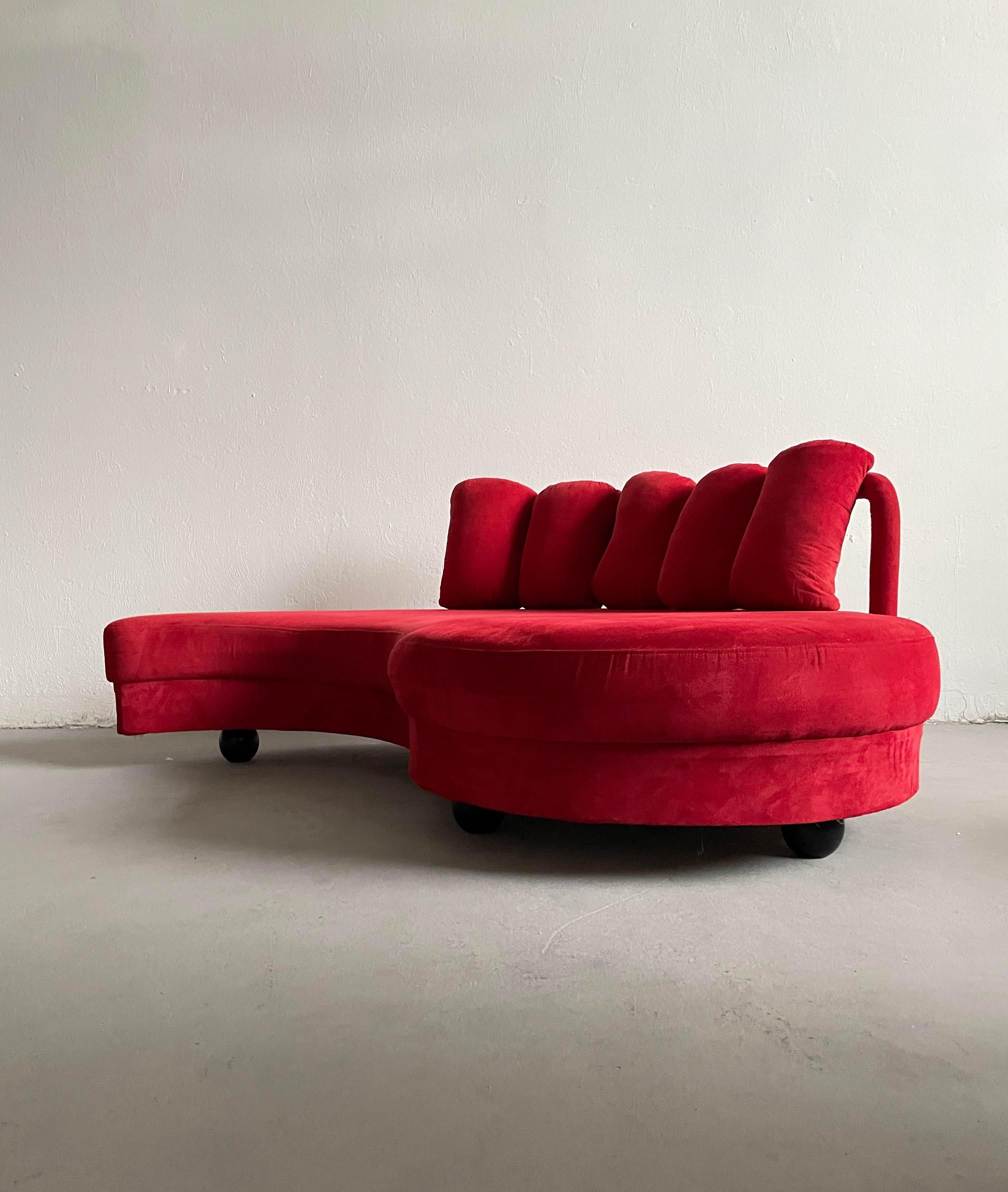 Set of 2 Postmodern Curved Yin-Yang Shaped Sofa Daybeds in Red Fabric, c 1980s For Sale 4