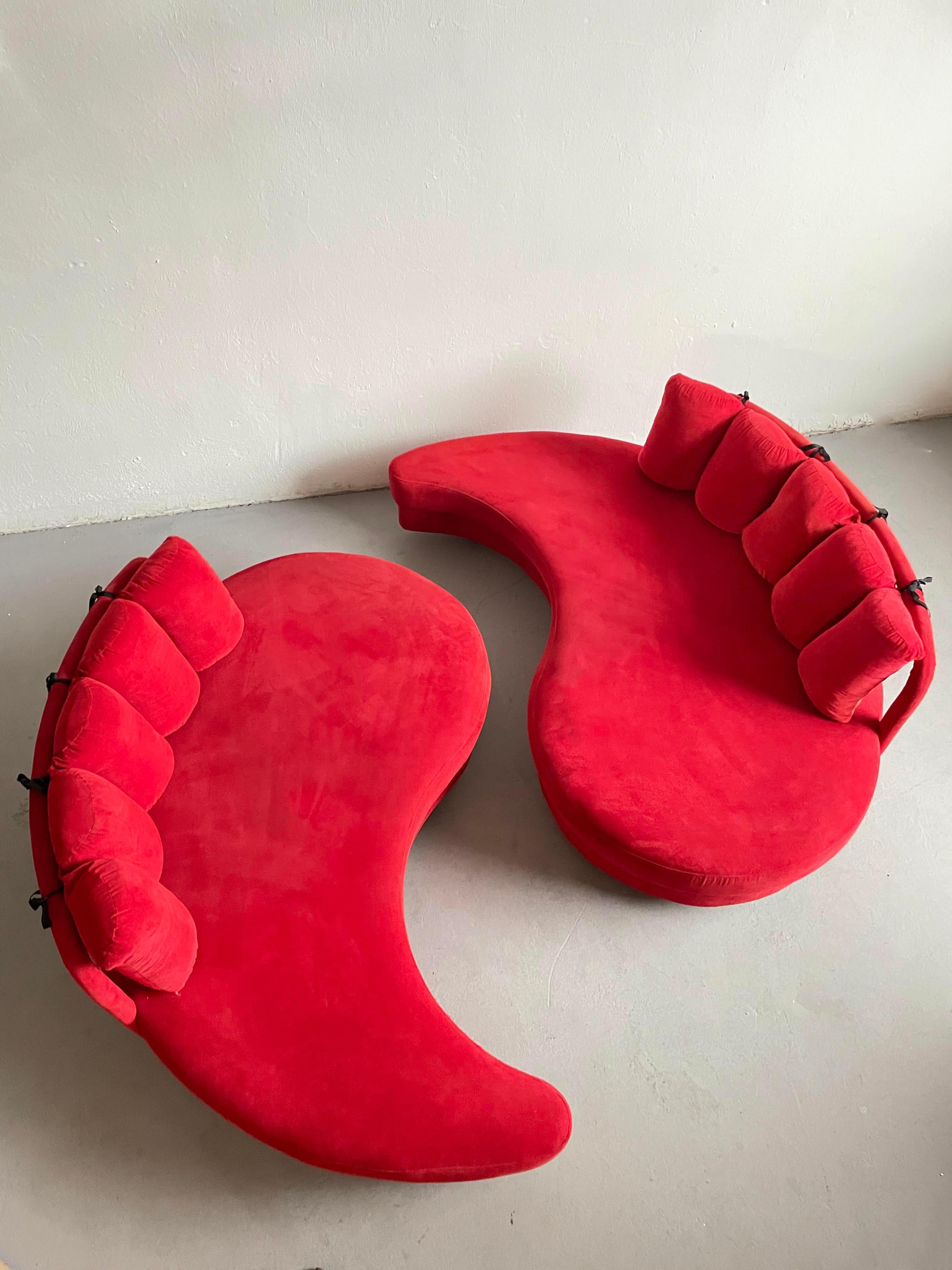 Satz von 2 postmodernen geschwungenen Yin- Yang-Sofa-Tagesbetten aus rotem Stoff, ca. 1980er Jahre (Postmoderne) im Angebot