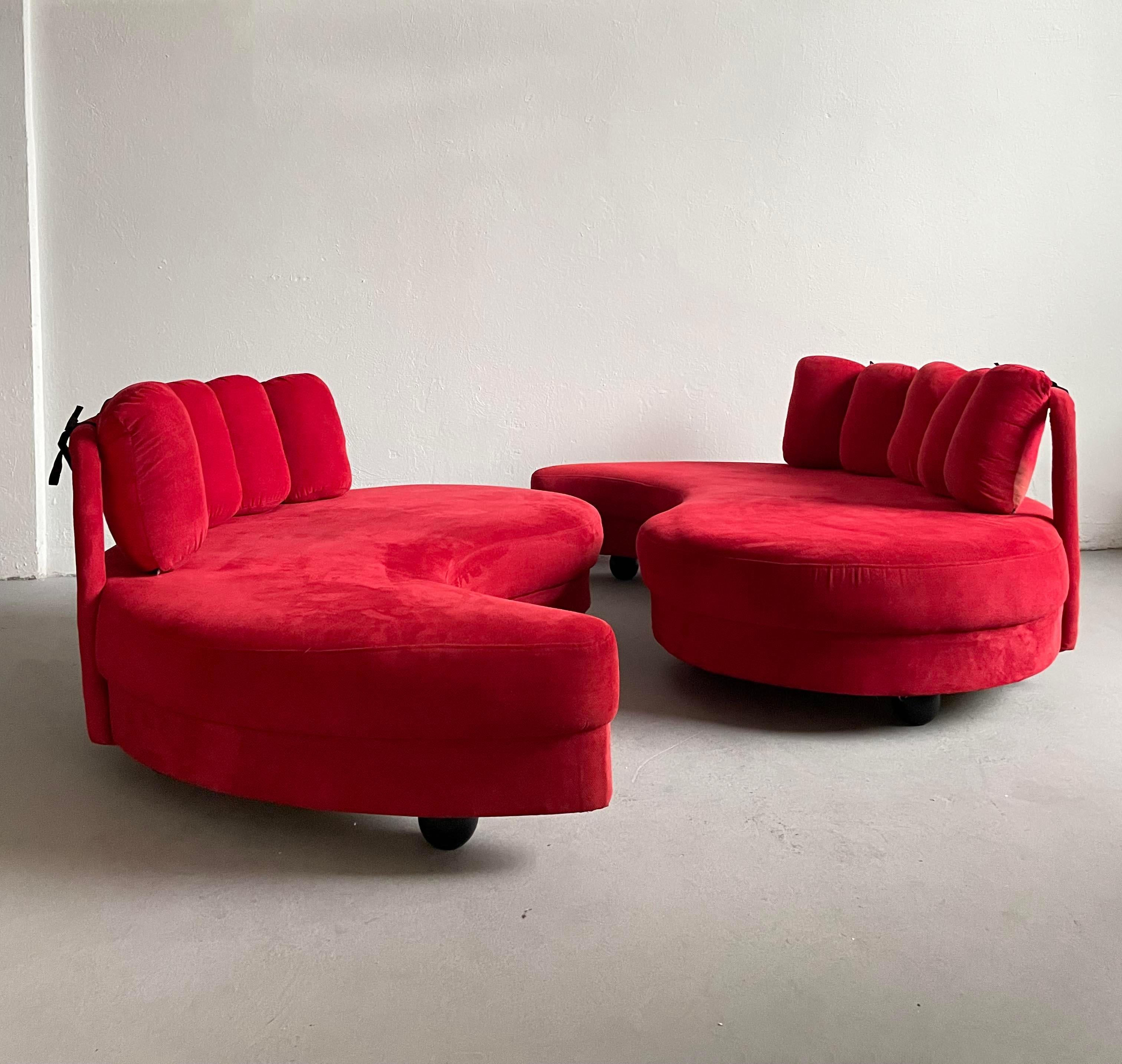 Satz von 2 postmodernen geschwungenen Yin- Yang-Sofa-Tagesbetten aus rotem Stoff, ca. 1980er Jahre (Europäisch) im Angebot
