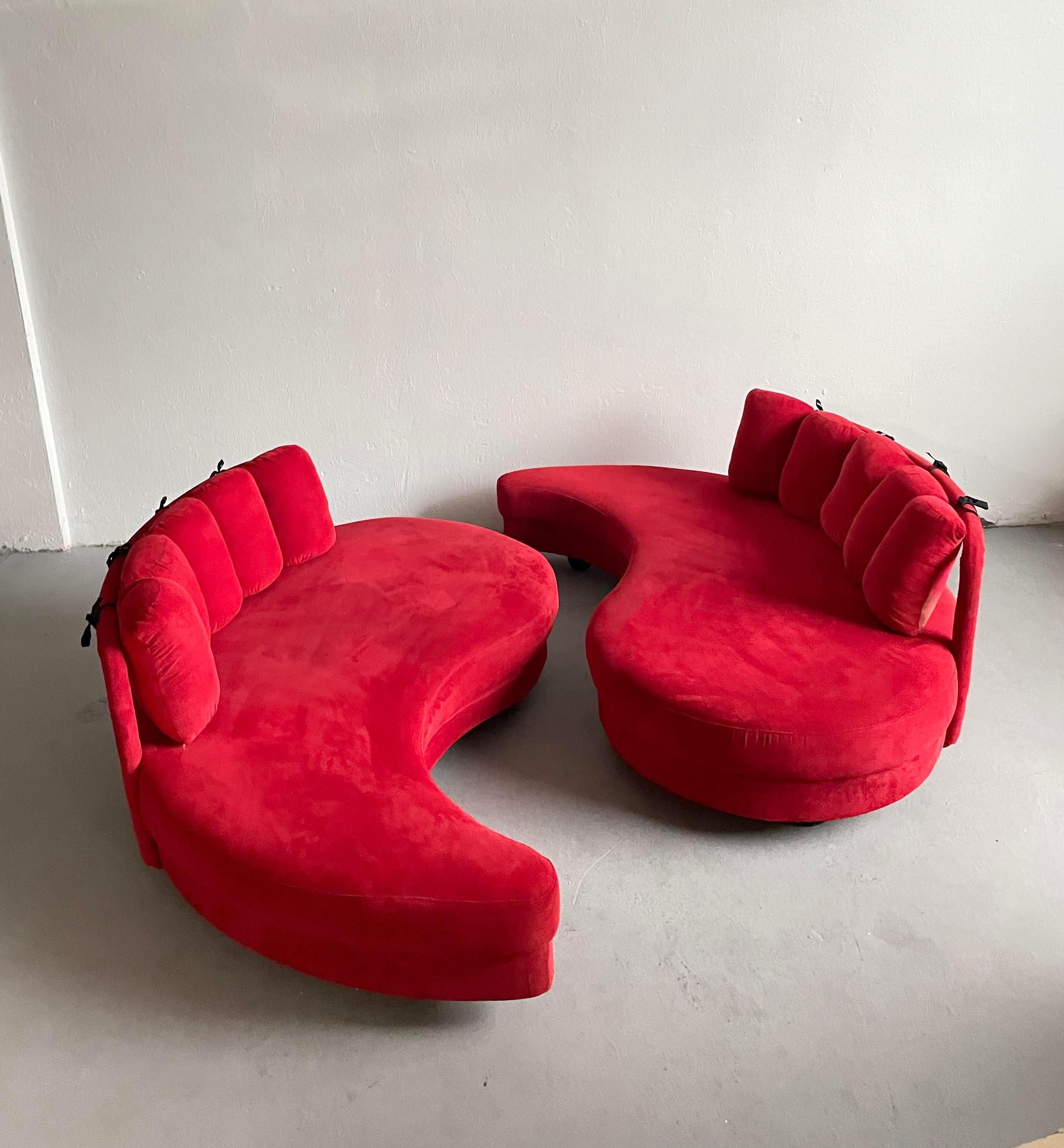 Satz von 2 postmodernen geschwungenen Yin- Yang-Sofa-Tagesbetten aus rotem Stoff, ca. 1980er Jahre im Zustand „Gut“ im Angebot in Zagreb, HR