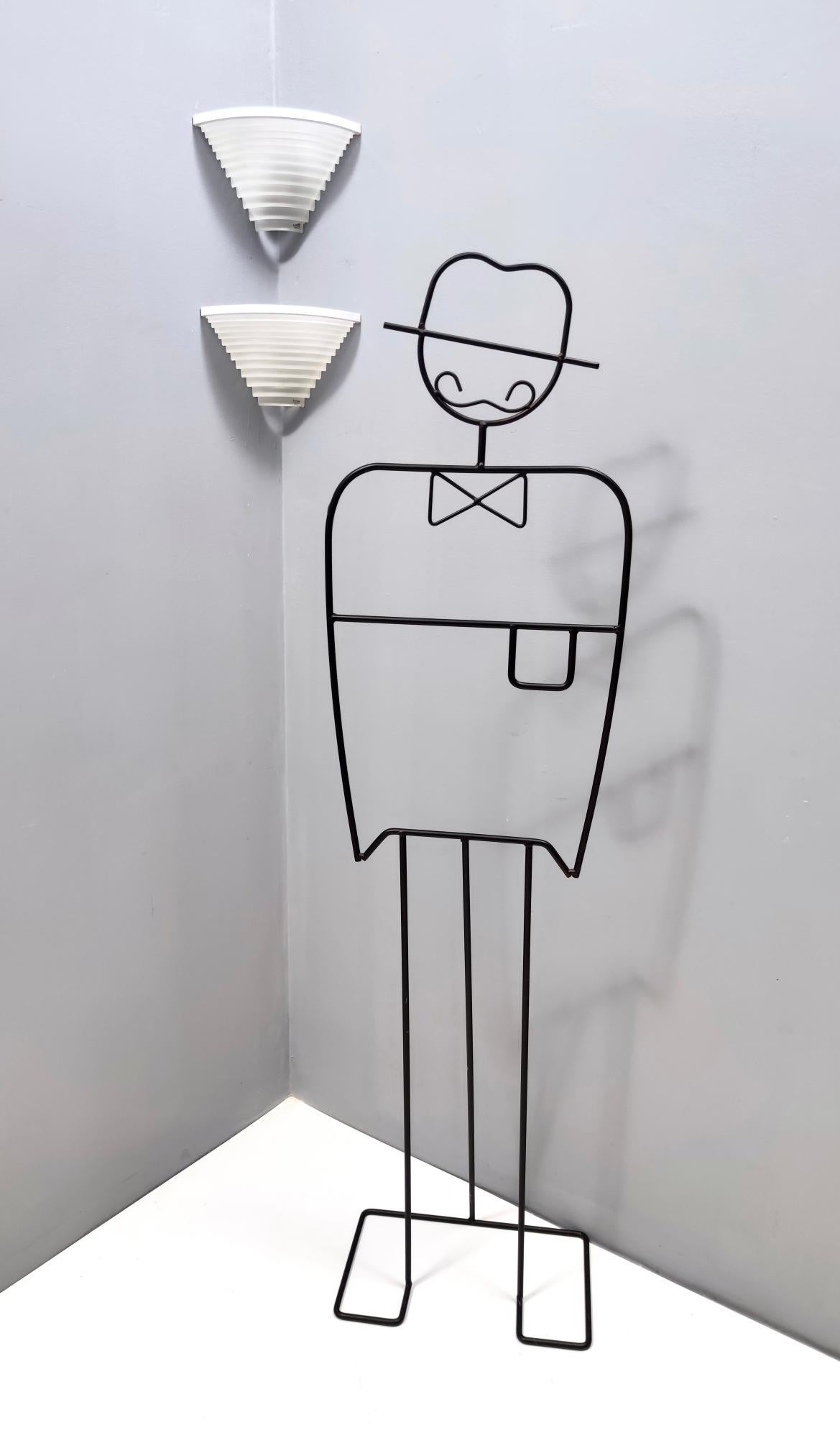 Hergestellt in Italien, 1980er Jahre.
Dies ist ein Paar italienische Vintage-Wandleuchten mit weiß geschliffenem Glaslampenschirm auf einem lackierten Metallrahmen.
Da sie Vintage sind, können sie leichte Gebrauchsspuren aufweisen, wie z. B. einen