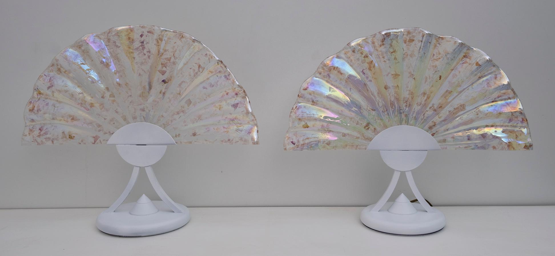 Pair of fan-shaped lamps in iridescent murano glass.