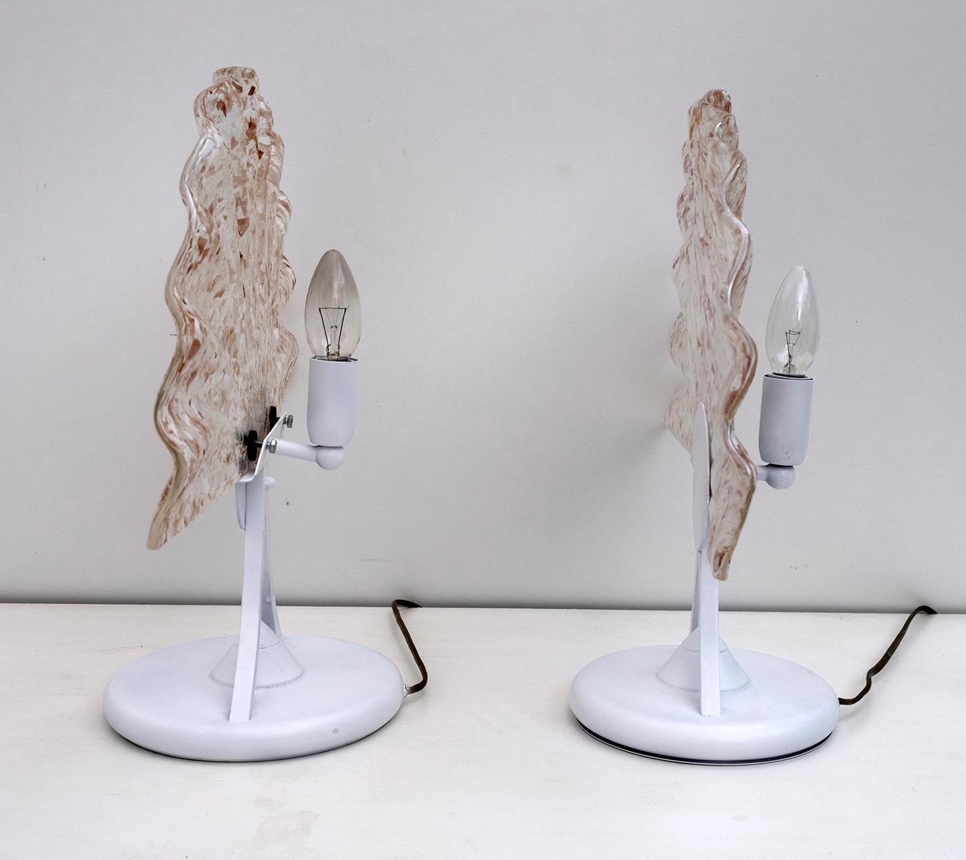 Pair of Postmodern Italian Iridescent Murano Glass Fan Table Lamps, 1980s In Good Condition For Sale In Puglia, Puglia