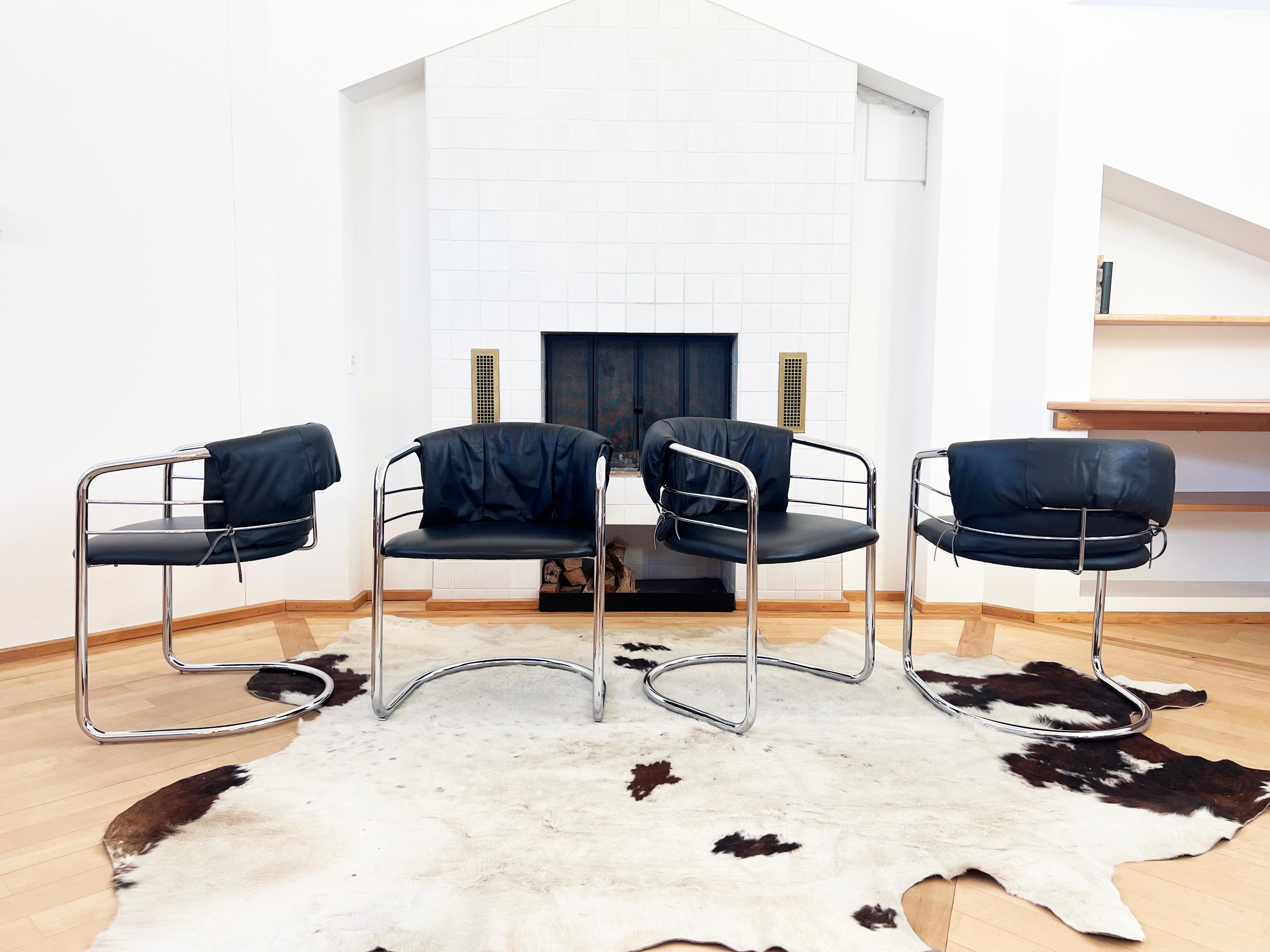 Paire de chaises à franges italiennes postmodernes en cuir et chrome poli en vente 4