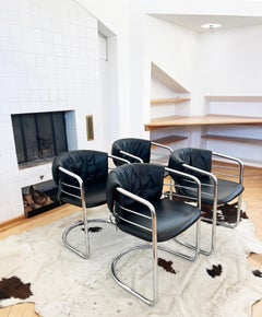 Pareja de butacas posmodernas de cuero italiano y cromo pulido