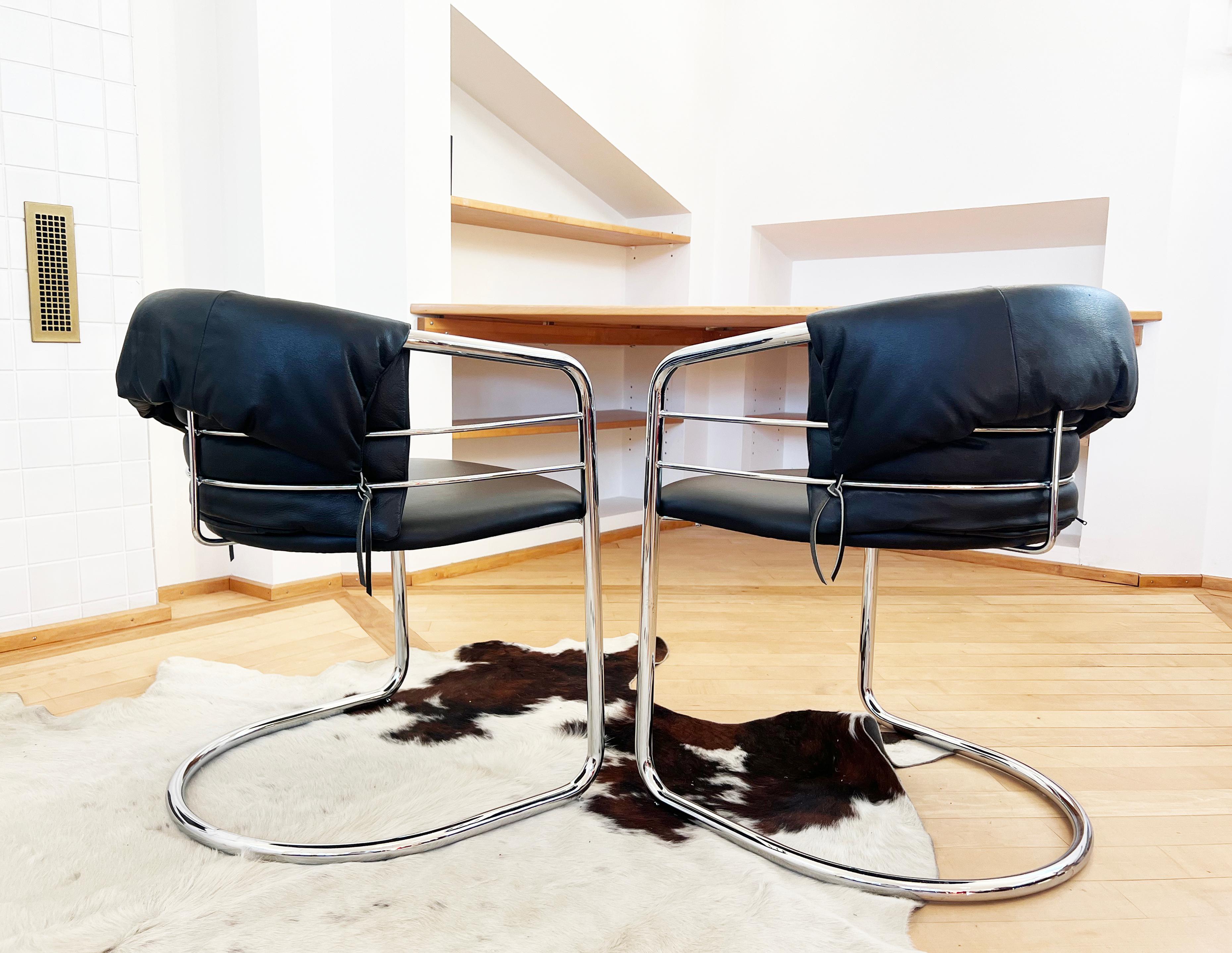 Cuir Paire de chaises à franges italiennes postmodernes en cuir et chrome poli en vente