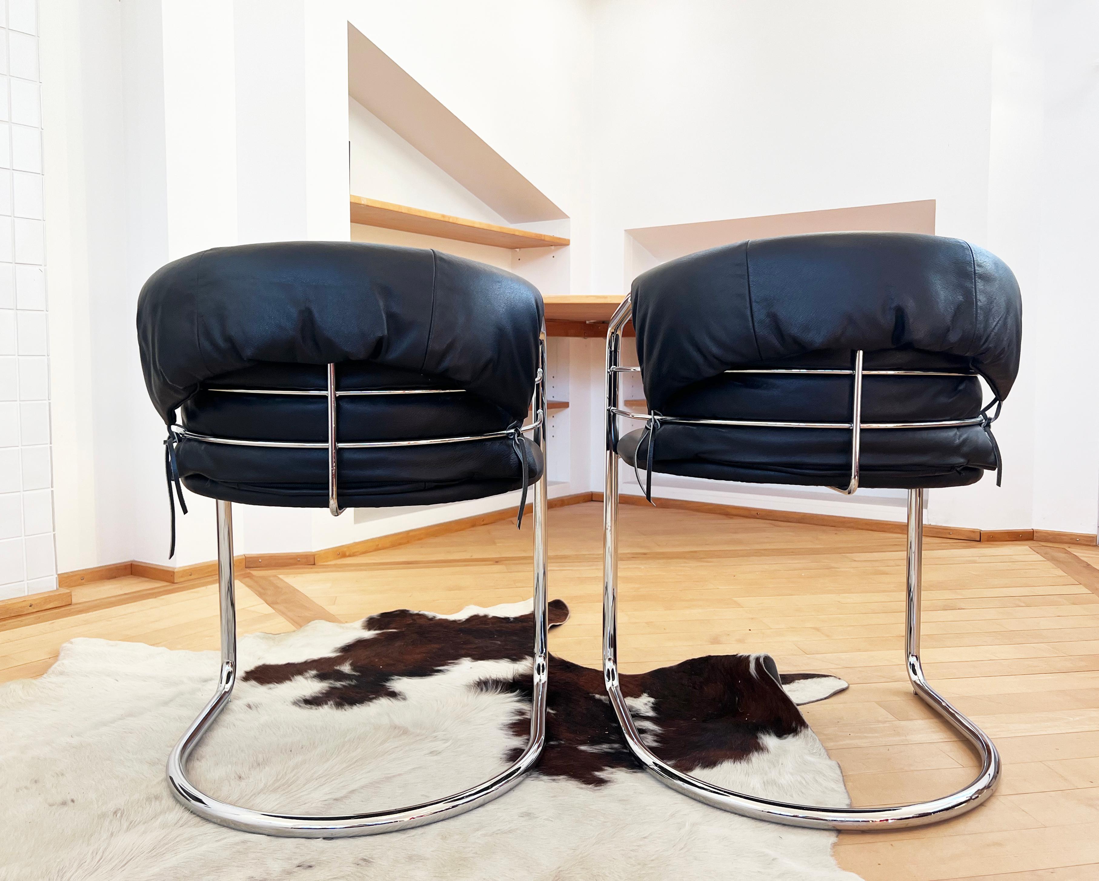Paire de chaises à franges italiennes postmodernes en cuir et chrome poli en vente 1