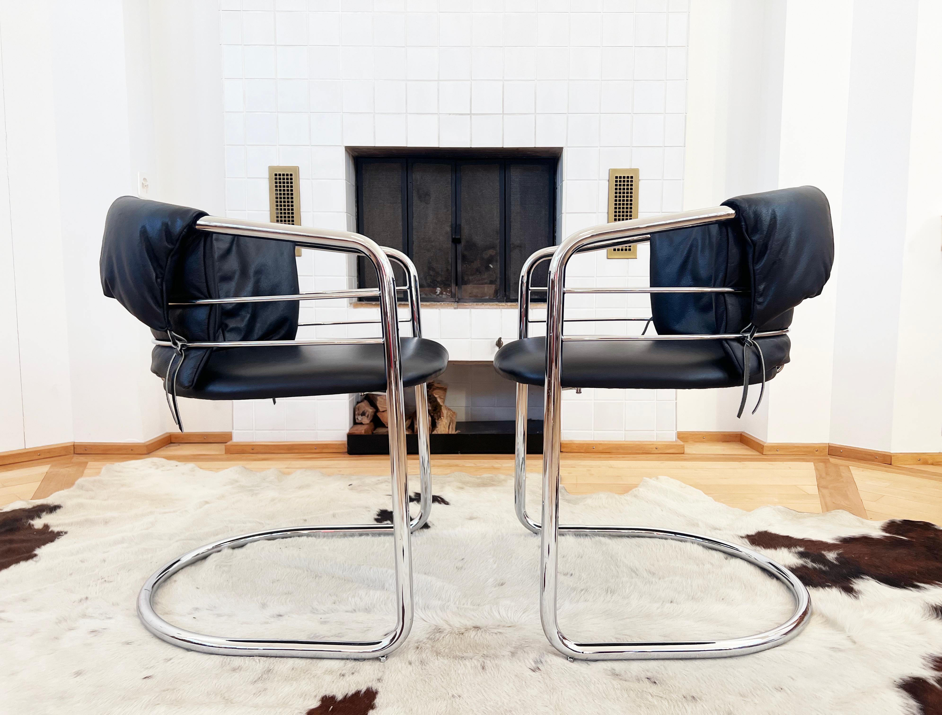 Paar postmoderne italienische Sling-Stühle aus Leder und poliertem Chrom mit Akzent im Angebot 3