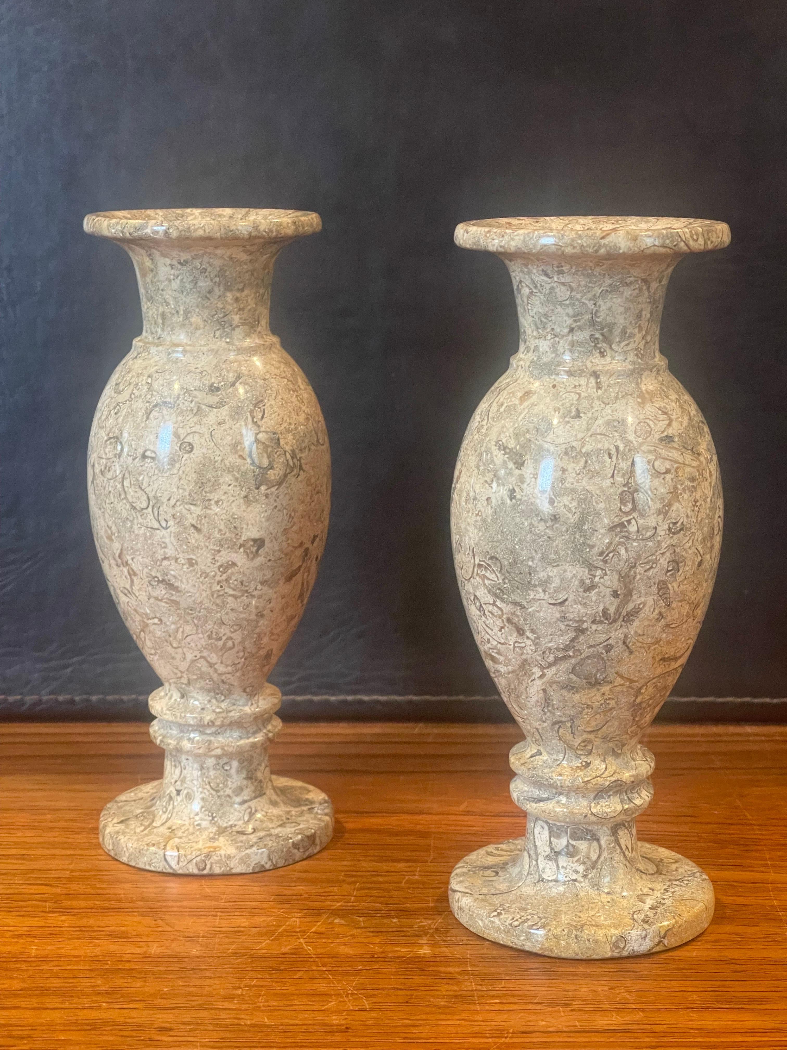 Magnifique paire de vases postmodernes italiens en marbre, vers les années 1970. Chaque vase est orné de mouchetures de couleur beige, brune, blanche et crème. La paire est en très bon état, sans éclats ni fissures, et mesure 3 