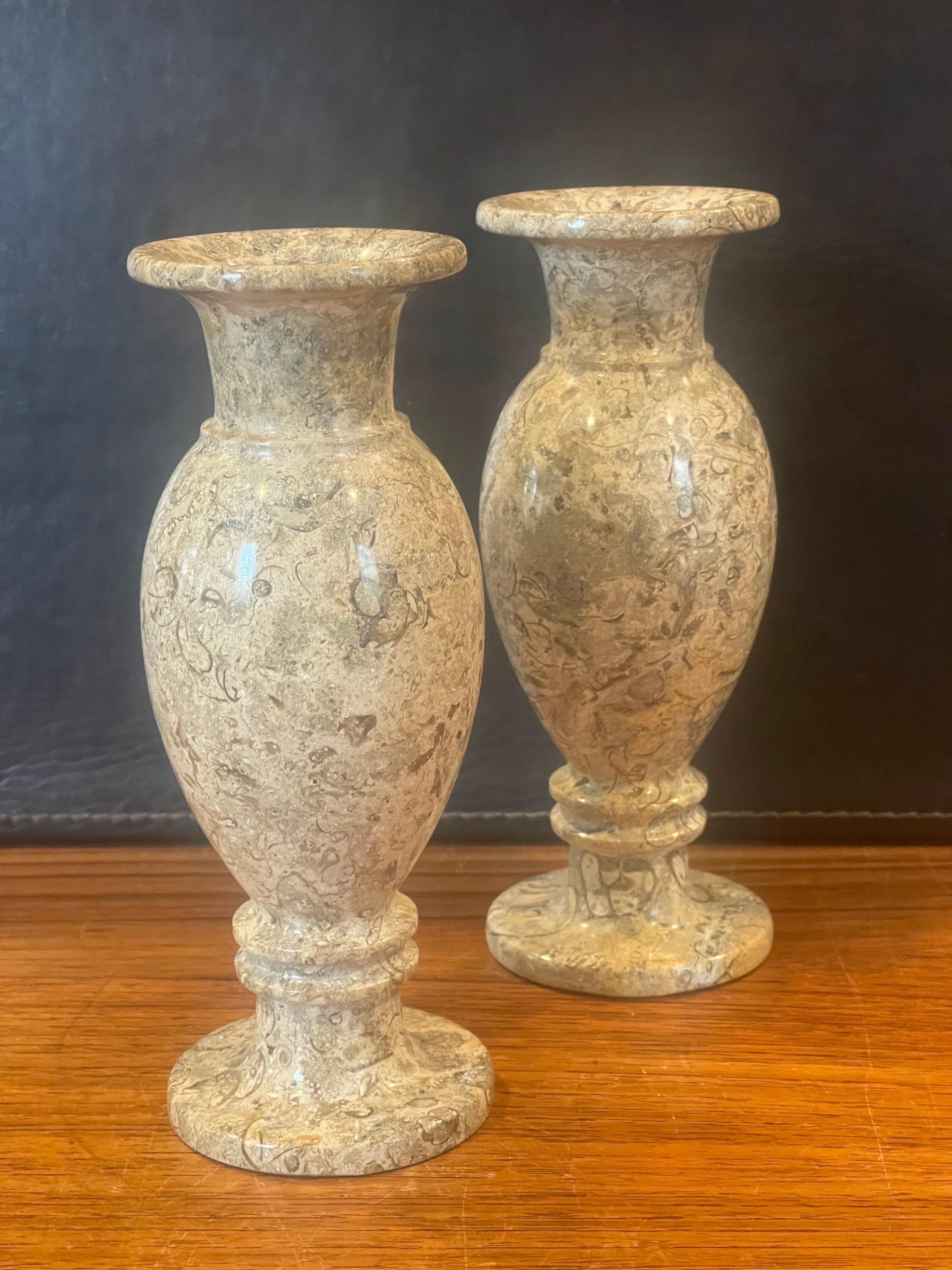 Postmoderne Paire de vases italiens postmodernes en marbre en vente