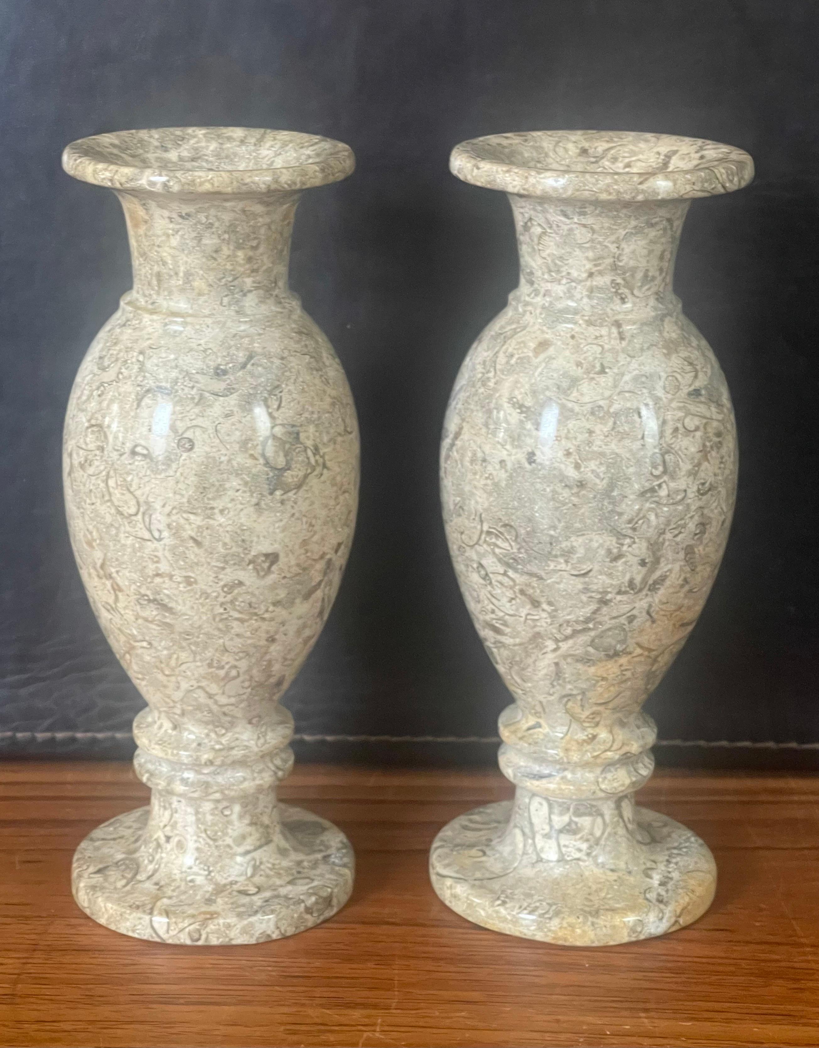 Marbre Paire de vases italiens postmodernes en marbre en vente