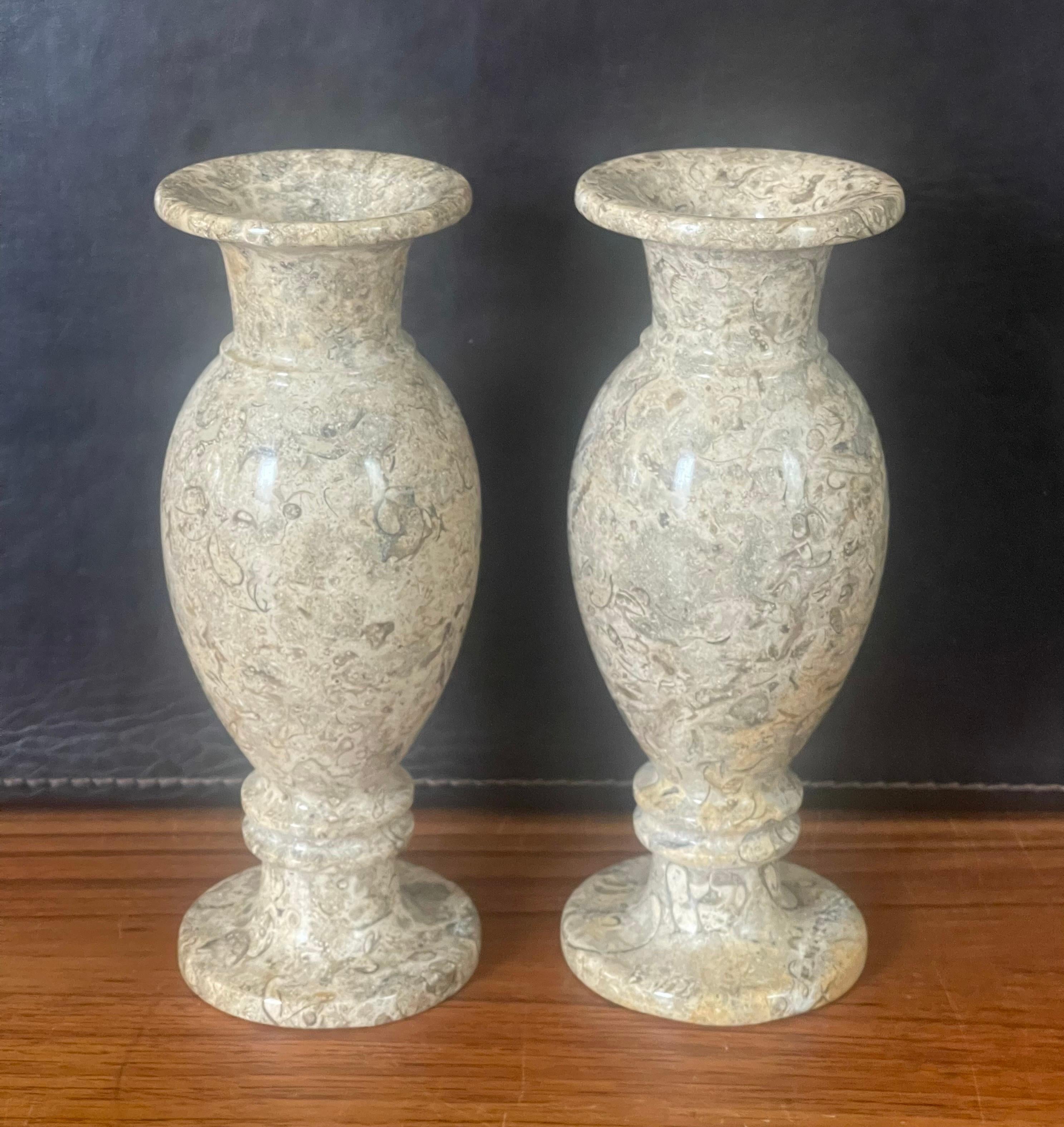 Paire de vases italiens postmodernes en marbre en vente 1
