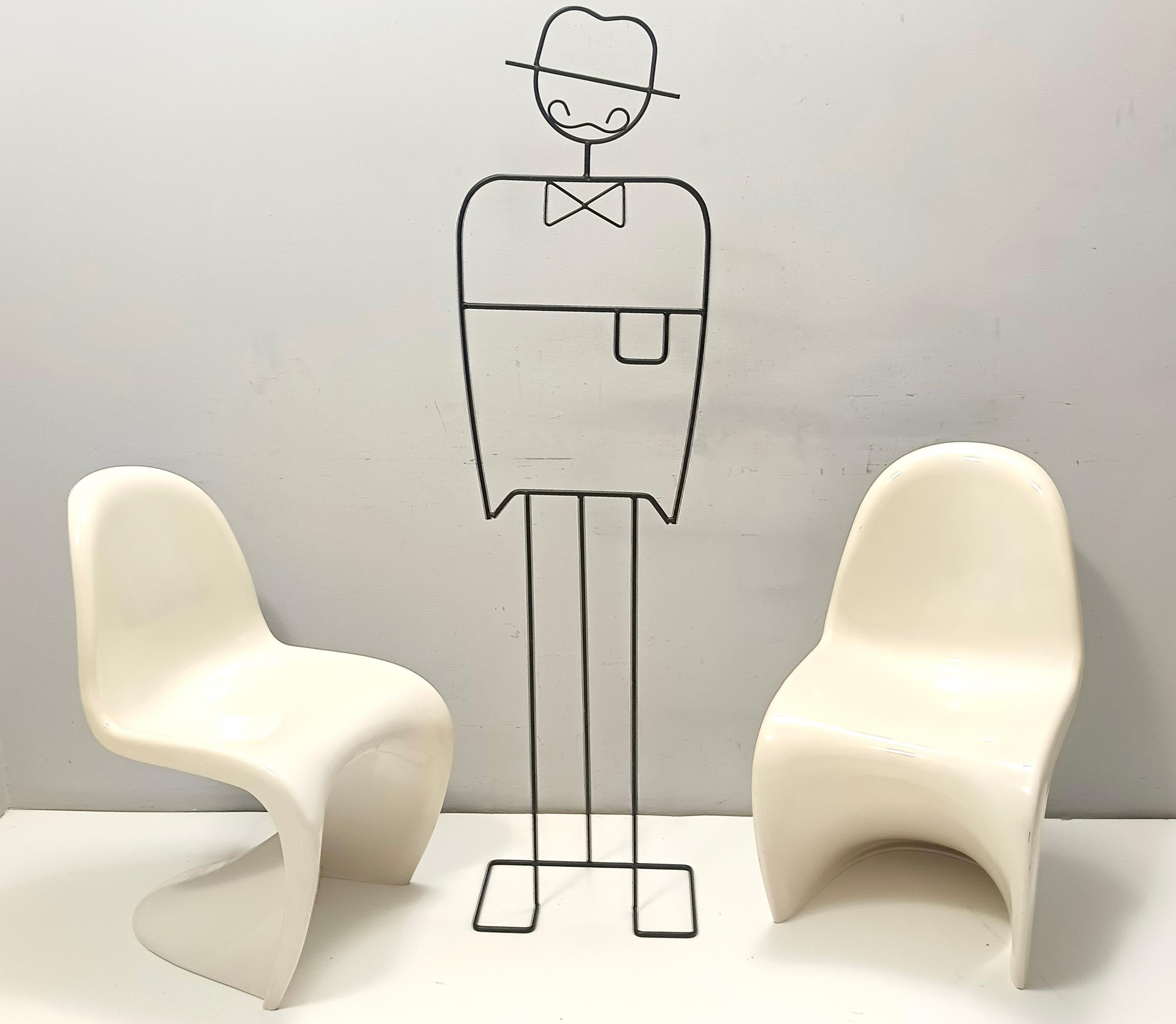 1990s.
Ces chaises sont fabriquées en matière plastique ivoire. 
Ils peuvent présenter de légères traces d'utilisation puisqu'ils sont vintage, mais ils peuvent être considérés comme étant en bon état d'origine avec peu de défauts. 

Mesures :