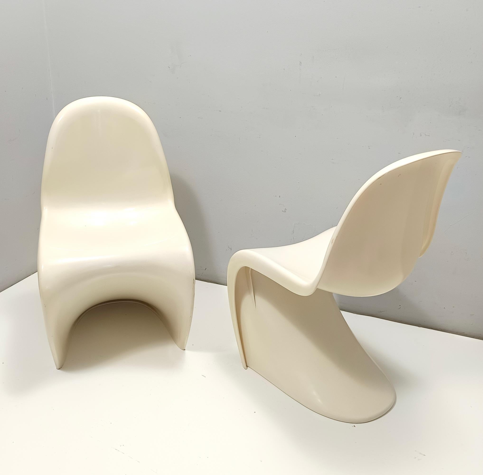 Postmoderne Paire de chaises d'appoint postmodernes en plastique ivoire dans le style de Verner Panton en vente