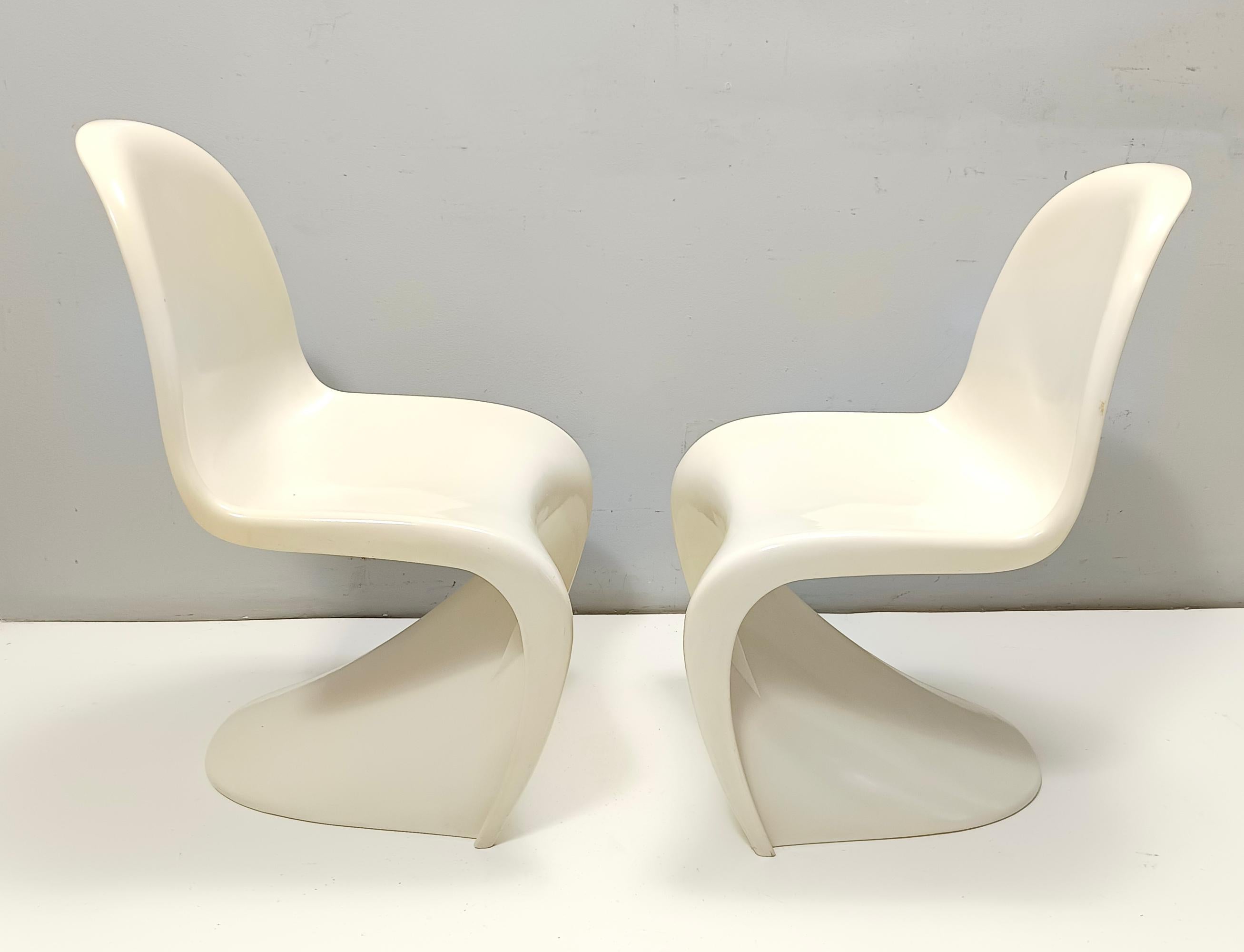 italien Paire de chaises d'appoint postmodernes en plastique ivoire dans le style de Verner Panton en vente