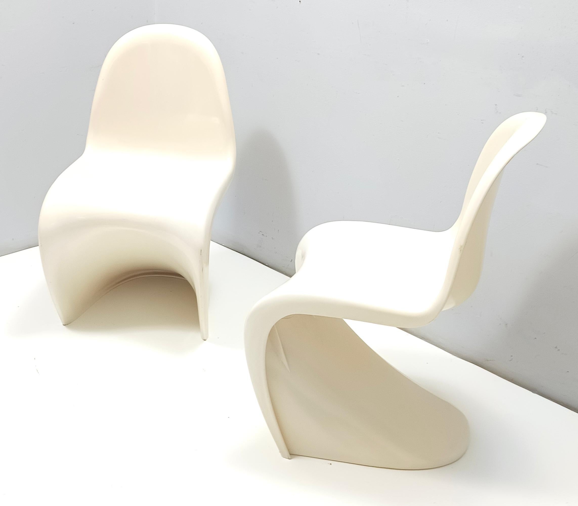 Paire de chaises d'appoint postmodernes en plastique ivoire dans le style de Verner Panton Bon état - En vente à Bresso, Lombardy