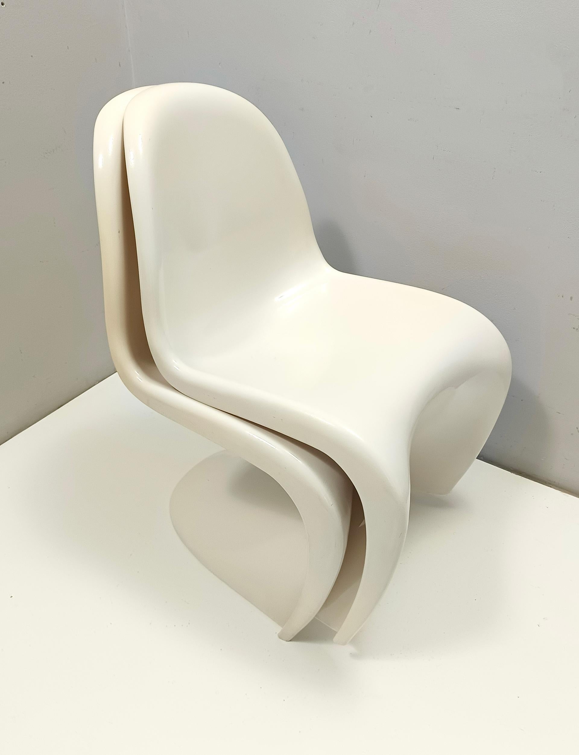 Fin du 20e siècle Paire de chaises d'appoint postmodernes en plastique ivoire dans le style de Verner Panton en vente