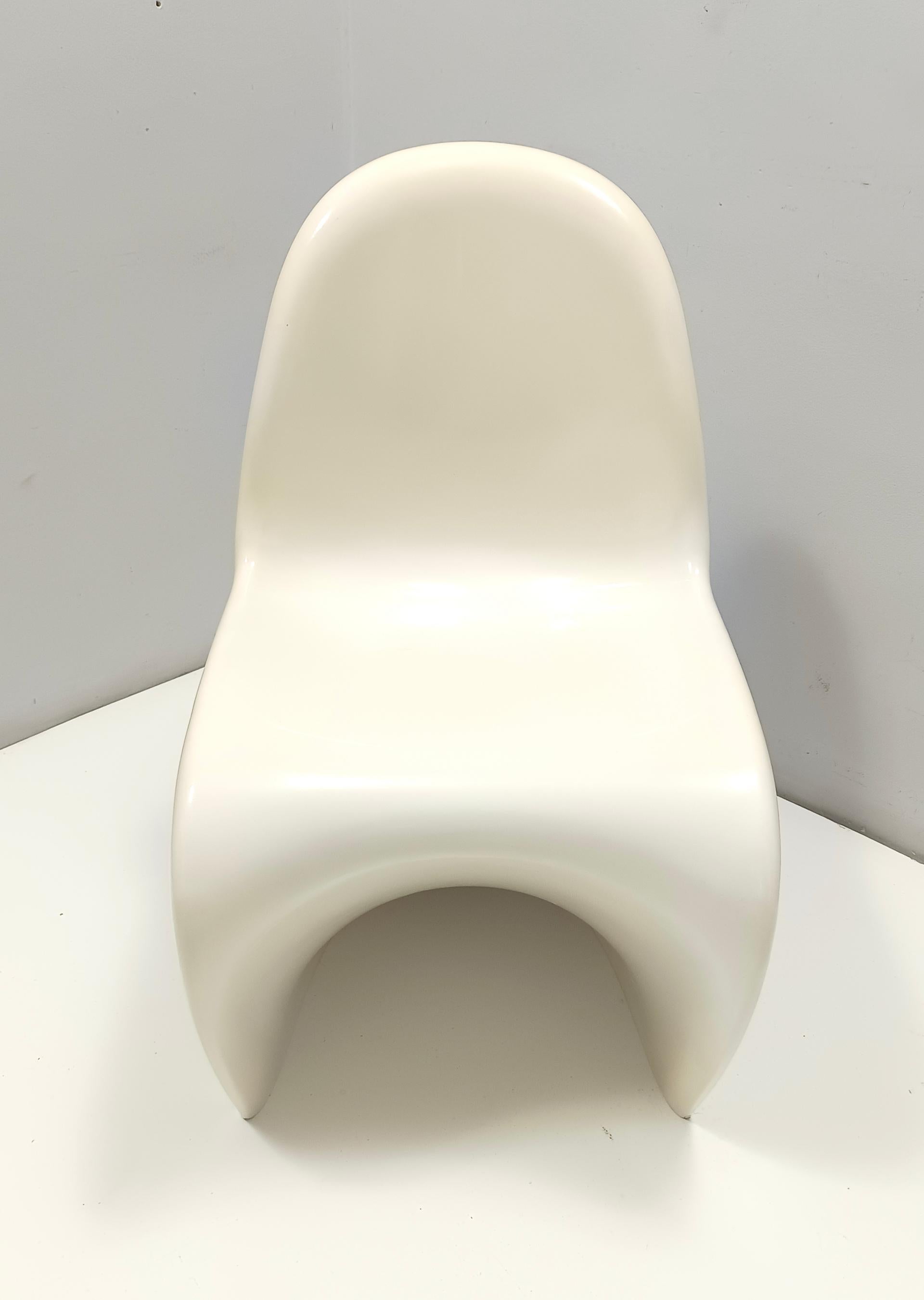 Plastique Paire de chaises d'appoint postmodernes en plastique ivoire dans le style de Verner Panton en vente