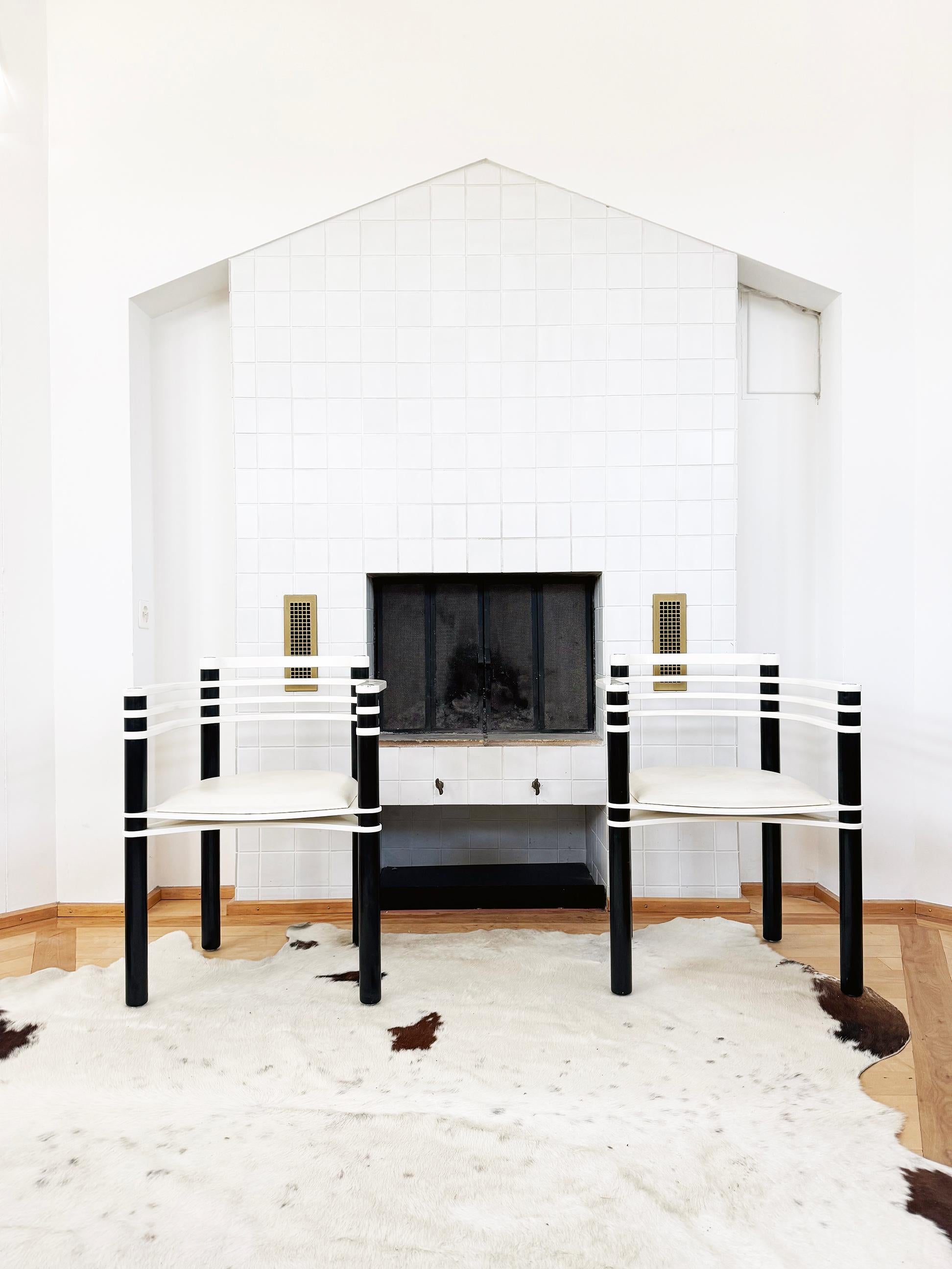 Preciosa pareja de sillas postmodernas Memphis años 80 de Kurt Thut para Dietiker. NOTA: Tenemos dos conjuntos disponibles, que se venden por pares aquí. También disponemos de una silla individual.

La silla presenta una combinación única de