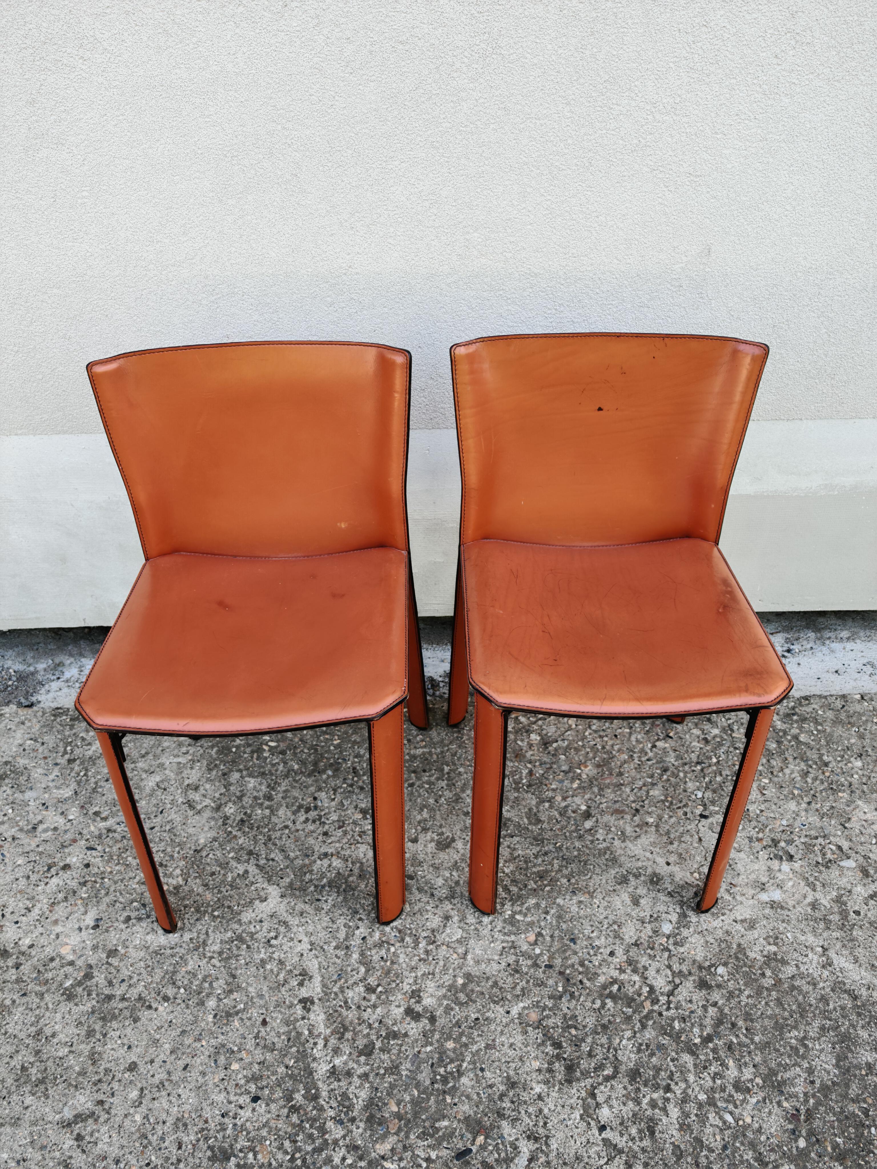 In diesem Angebot finden Sie ein Paar postmoderne Esszimmerstühle, entworfen von Giancarlo Vegni für Fasem. Die Stühle sind aus cognacfarbenem Sattelleder gefertigt und zeichnen sich durch ihr minimalistisches Design und ihre schlanken Linien aus.