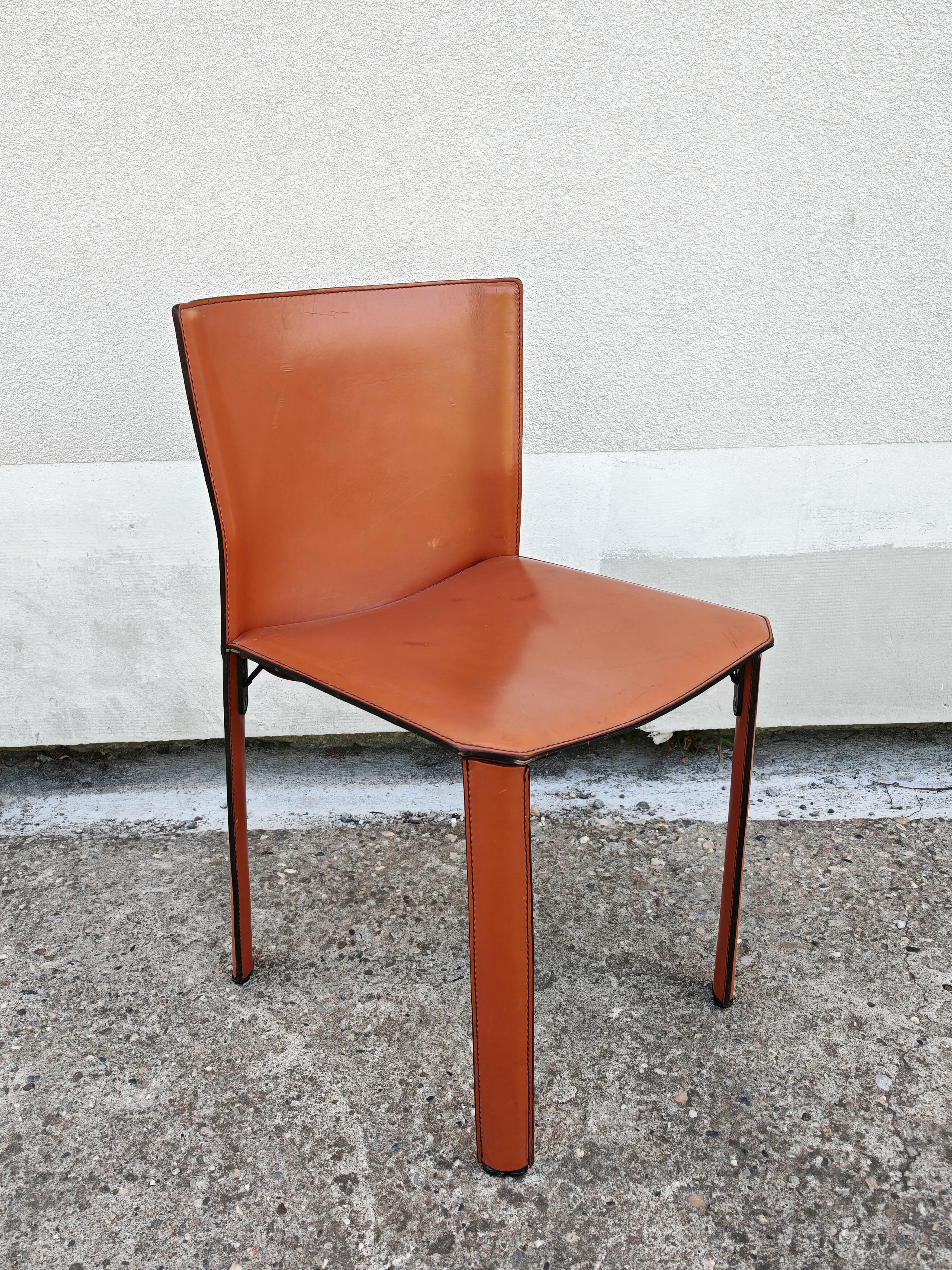 Ein Paar postmoderne Lederstühle von Giancarlo Vegni für Fasem, Italien 1984 (Italienisch) im Angebot