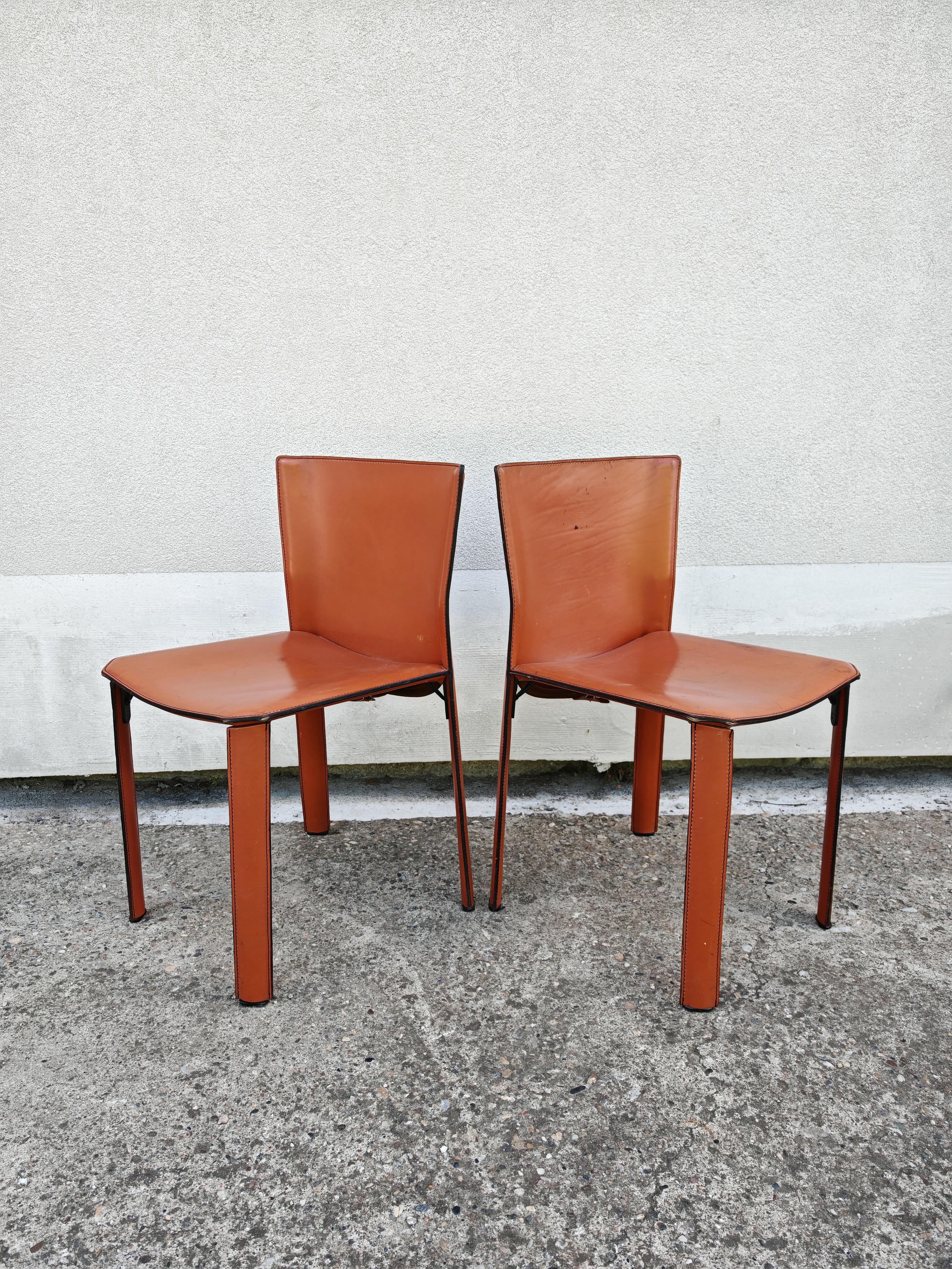 Ein Paar postmoderne Lederstühle von Giancarlo Vegni für Fasem, Italien 1984 (Ende des 20. Jahrhunderts) im Angebot