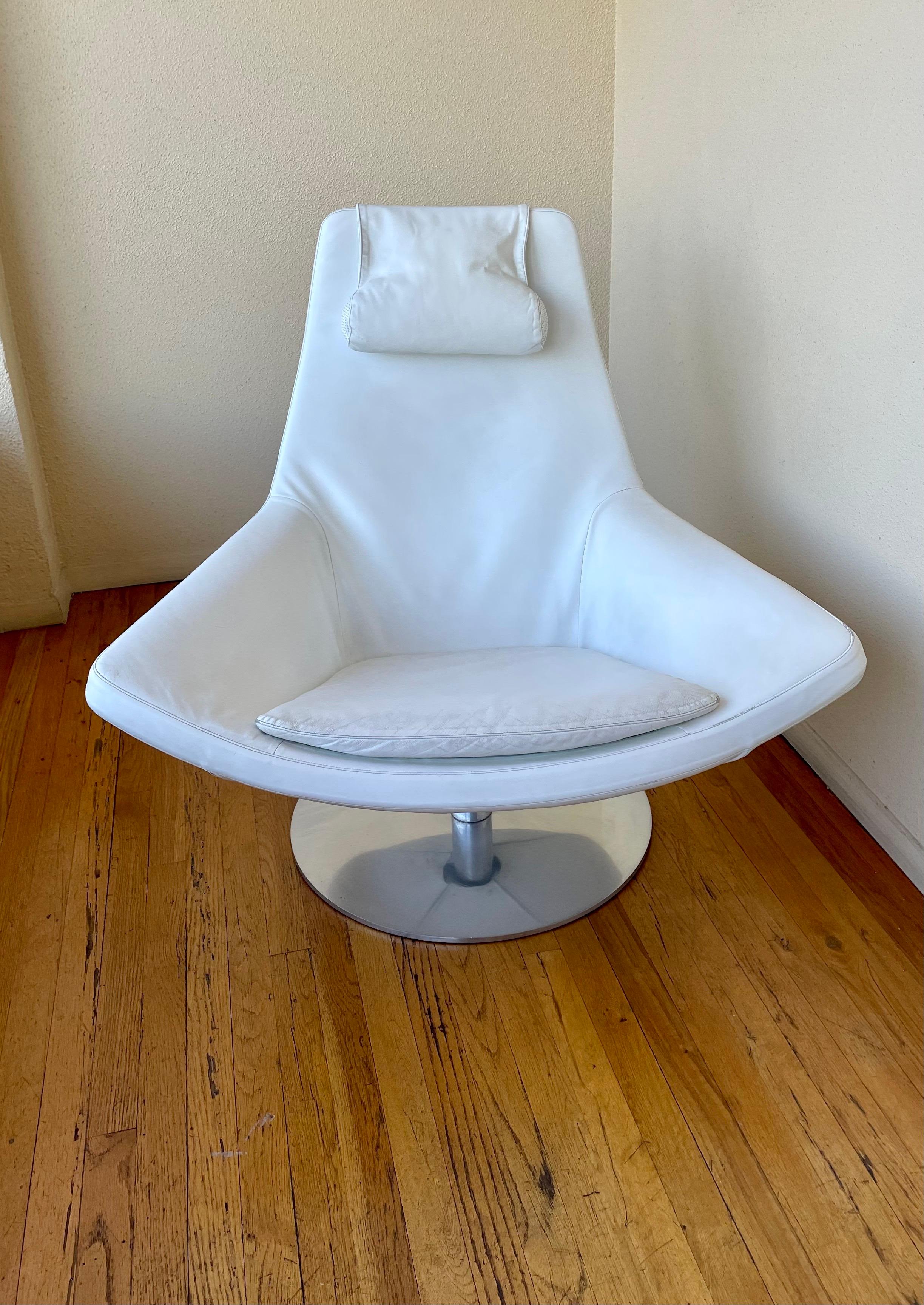 Great Pair of swivel lounge chairs in white leather on polished aluminum bases nicely worn finish, great postmodern design, space-age we have cleaned the chairs shows natural wear as shown the chairs are Sold AS/IS condition.