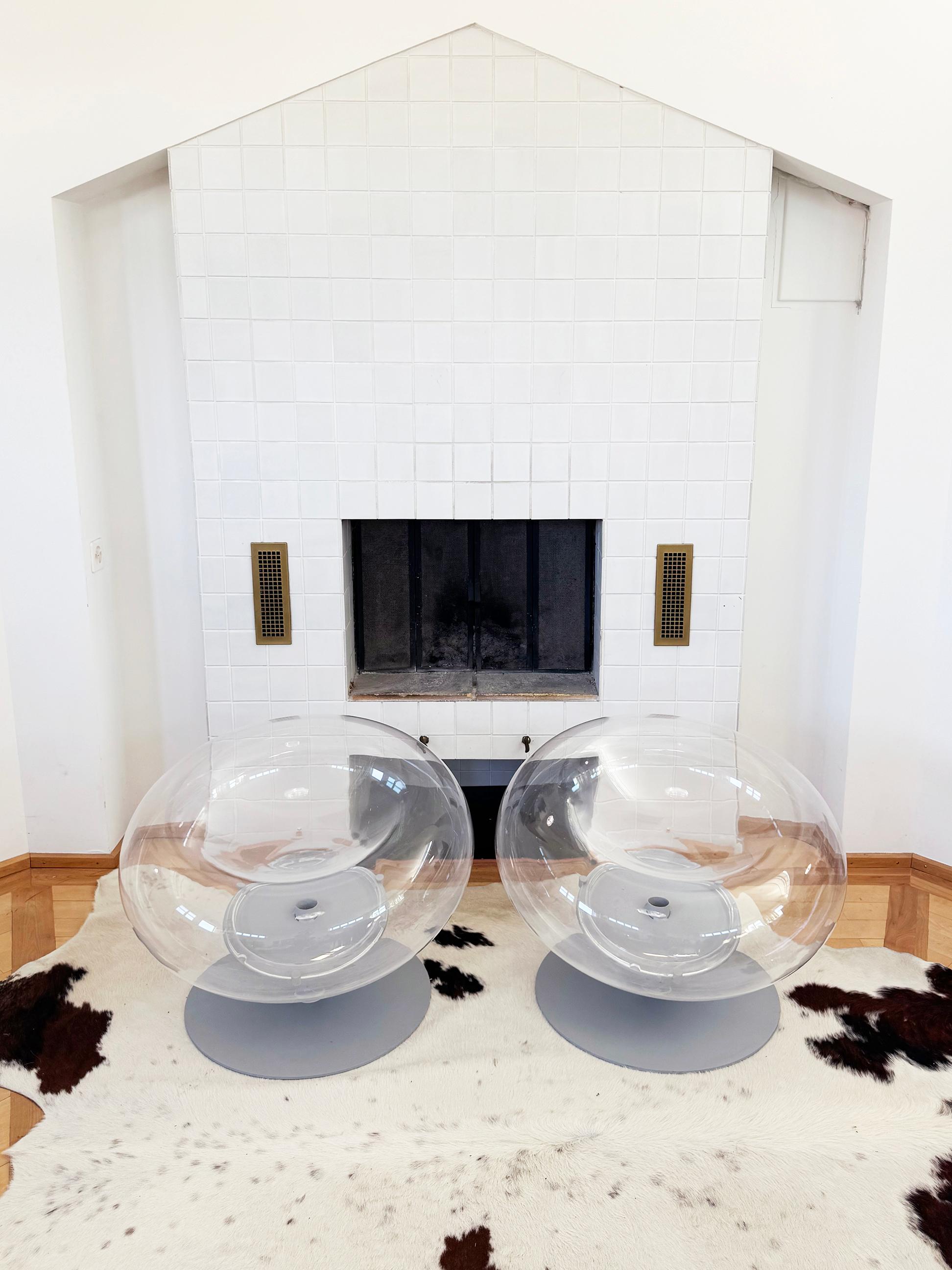 Italiano Coppia di poltrone postmoderne minimaliste Maxi Mambo in lucite trasparente, Italia, anni 2000 in vendita