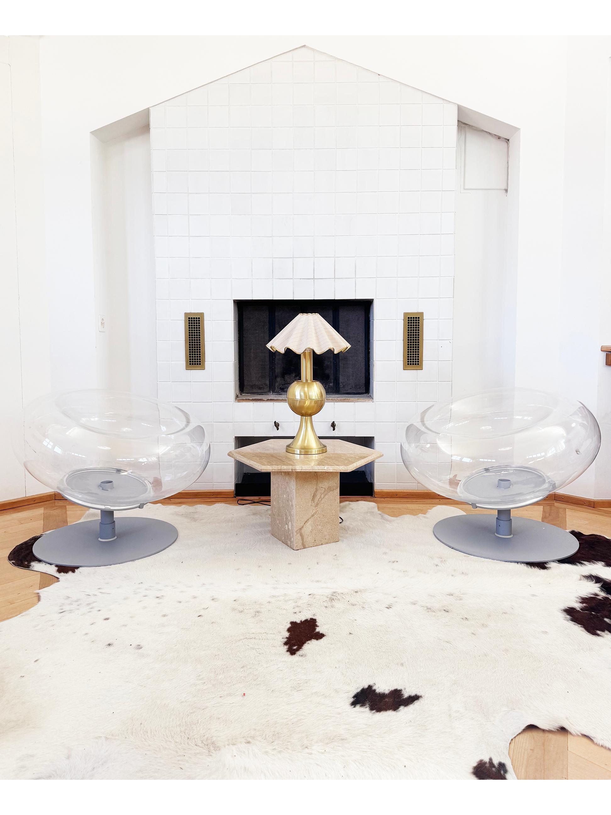 Coppia di poltrone postmoderne minimaliste Maxi Mambo in lucite trasparente, Italia, anni 2000 In condizioni buone in vendita a Basel, BS
