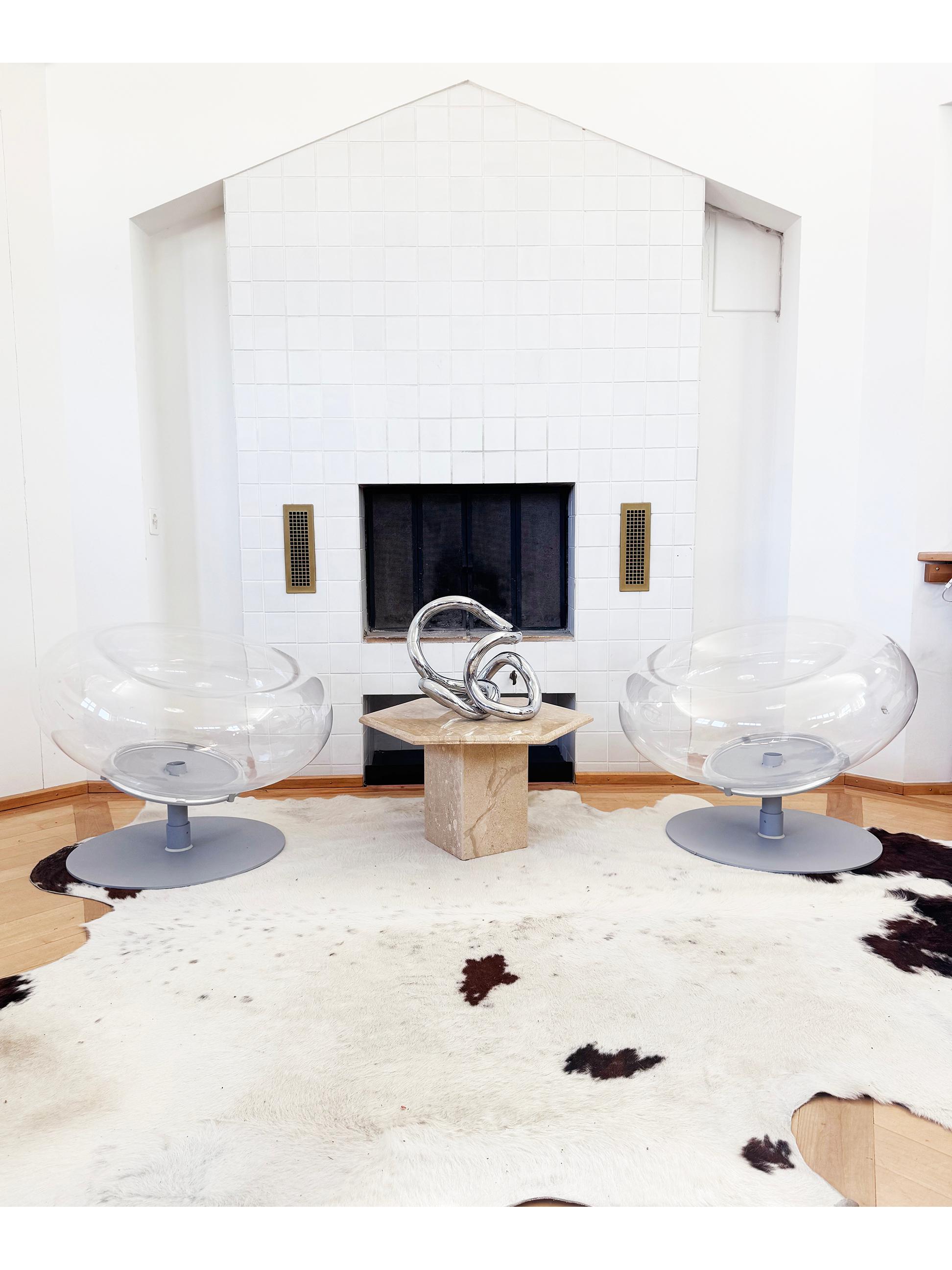 XXI secolo e contemporaneo Coppia di poltrone postmoderne minimaliste Maxi Mambo in lucite trasparente, Italia, anni 2000 in vendita