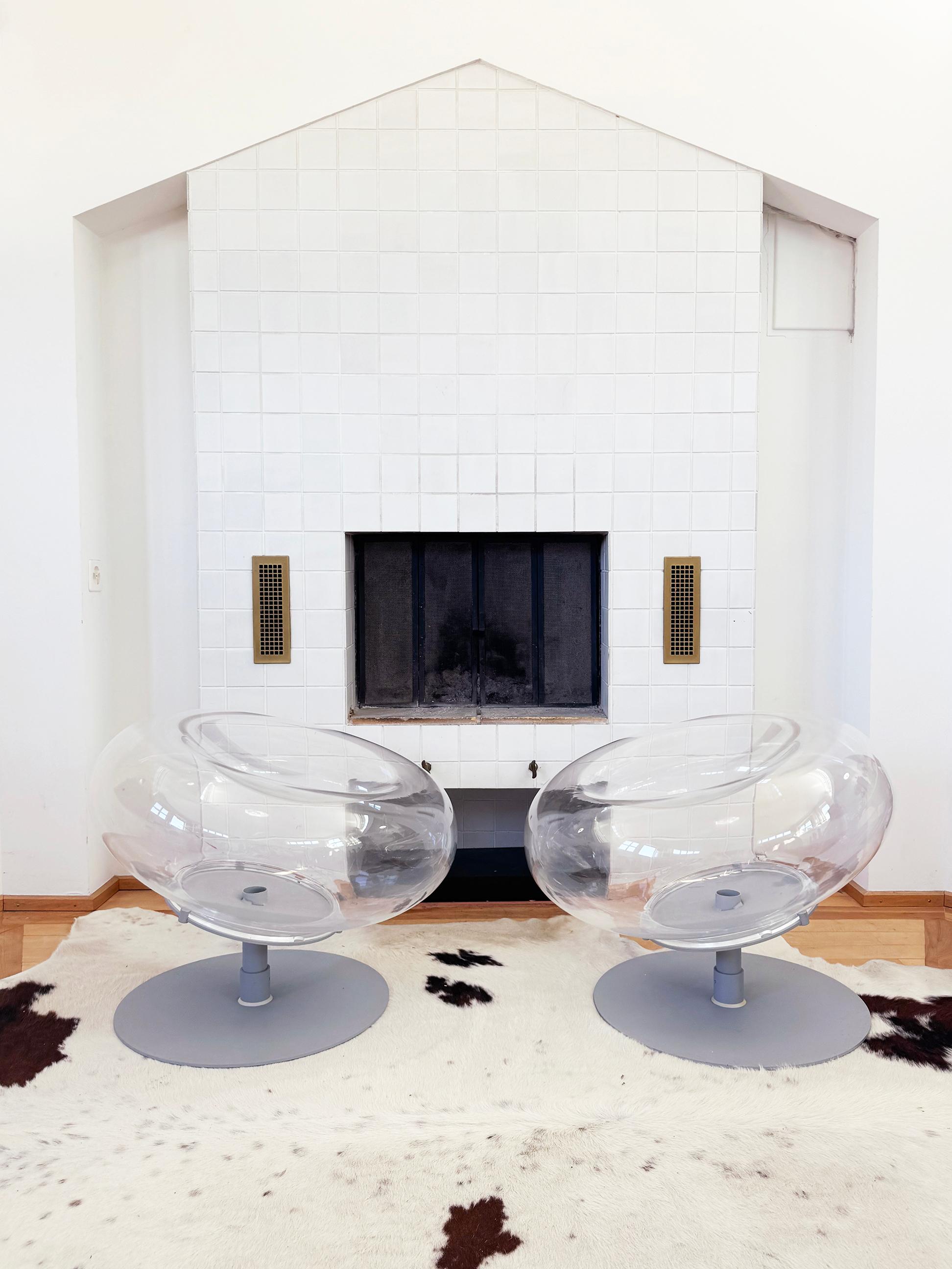Metallo Coppia di poltrone postmoderne minimaliste Maxi Mambo in lucite trasparente, Italia, anni 2000 in vendita