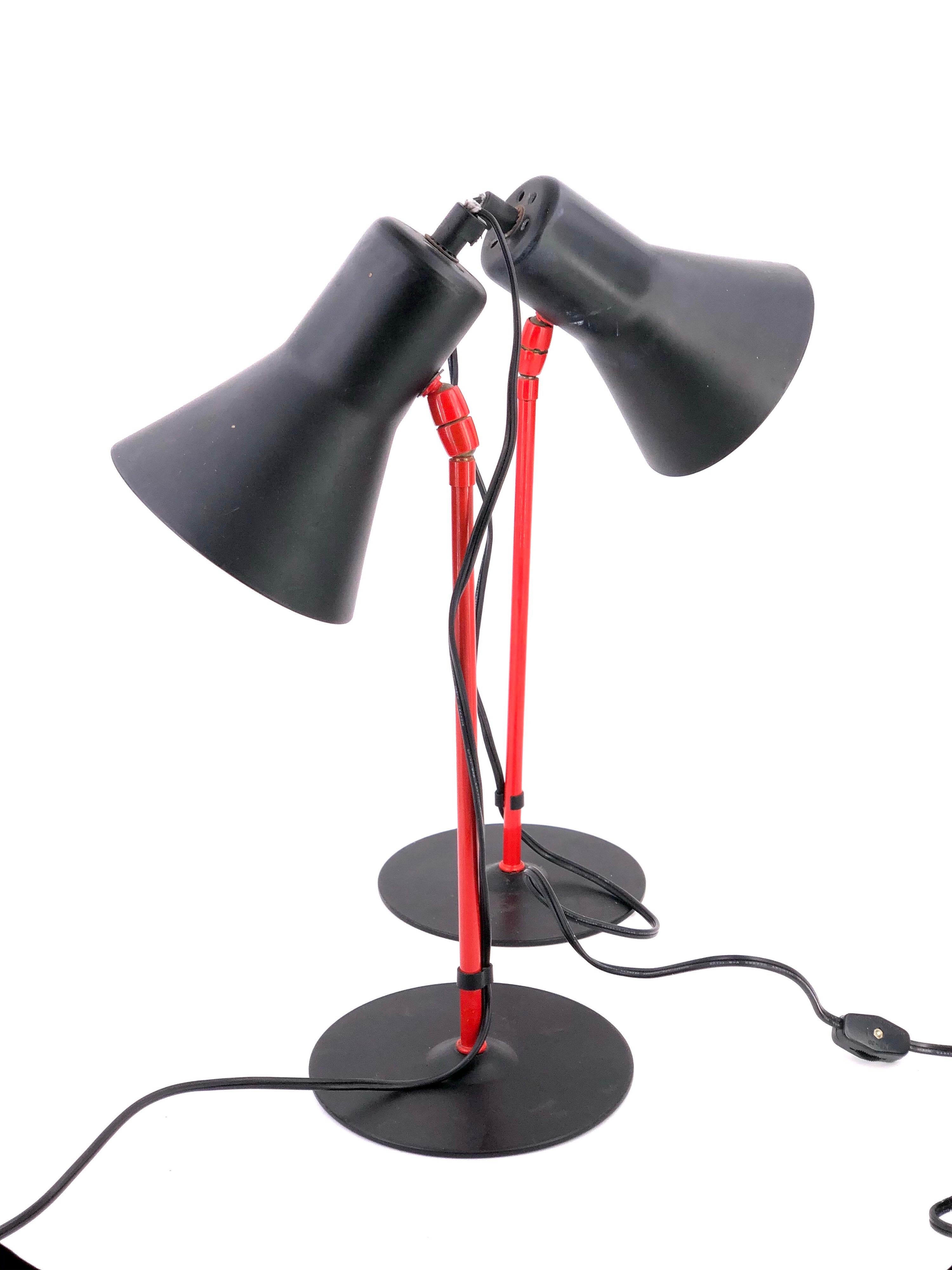 A rare pair of 1980s table desk lamps by Veneta Lumi, Italy multidirectional lampshade in black and red metal enameled finish, versatile and unique stamped at the bottom and in working condition. Great for that Memphis era decor.