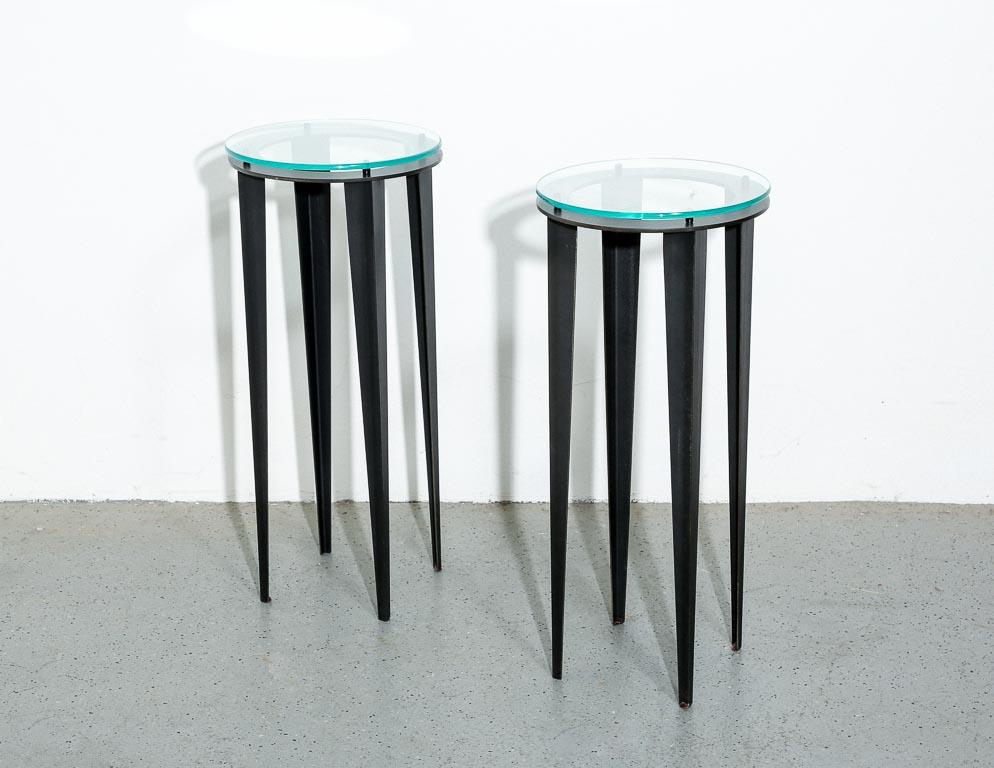 Postmoderne Paire de tables à piédestaux postmodernes en vente
