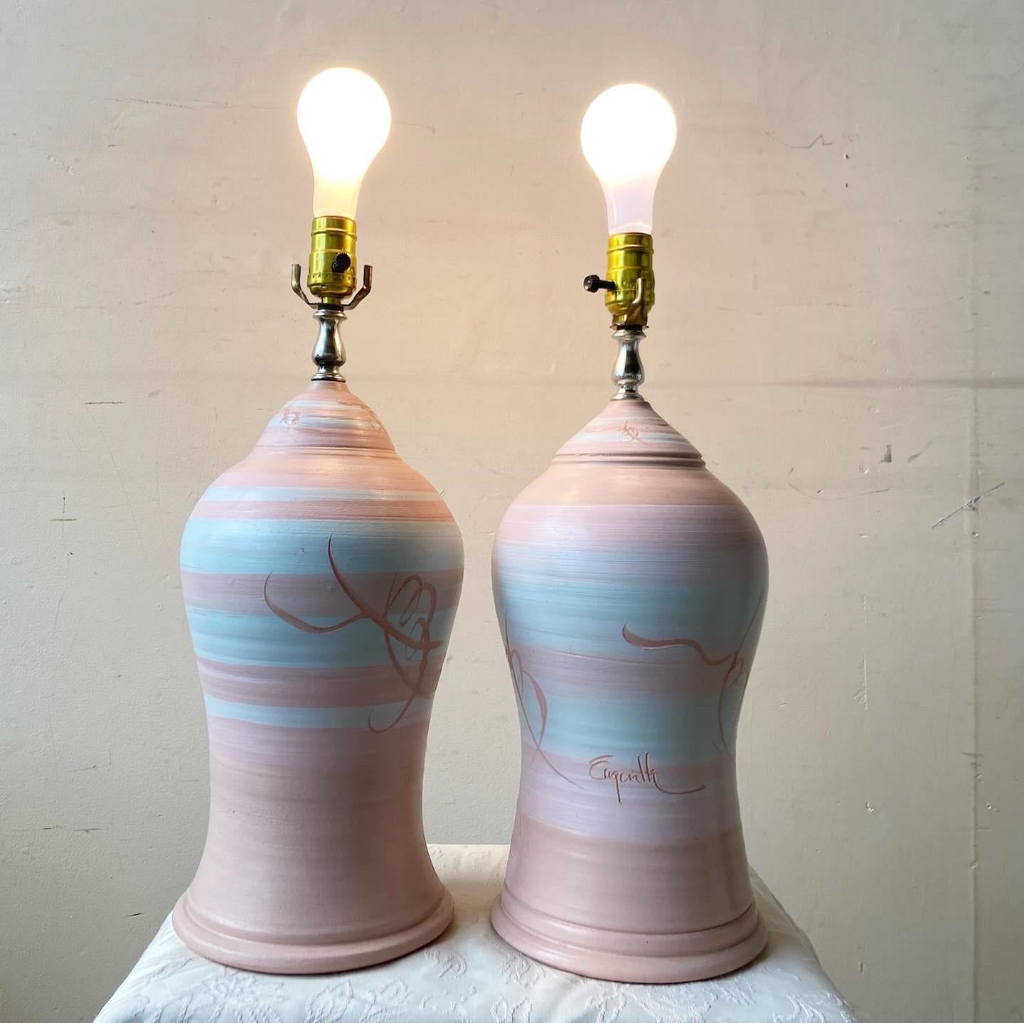 Increíble par de lámparas de sobremesa posmodernas de cerámica esculpida. Presenta un acabado rosa y azul.

Información adicional:
Material: Cerámica
Color: Rosa
Estilo: Postmoderno
Periodo de tiempo: 1980s
Dimensiones: 8ʺ A × 8ʺ P × 19,5ʺ L