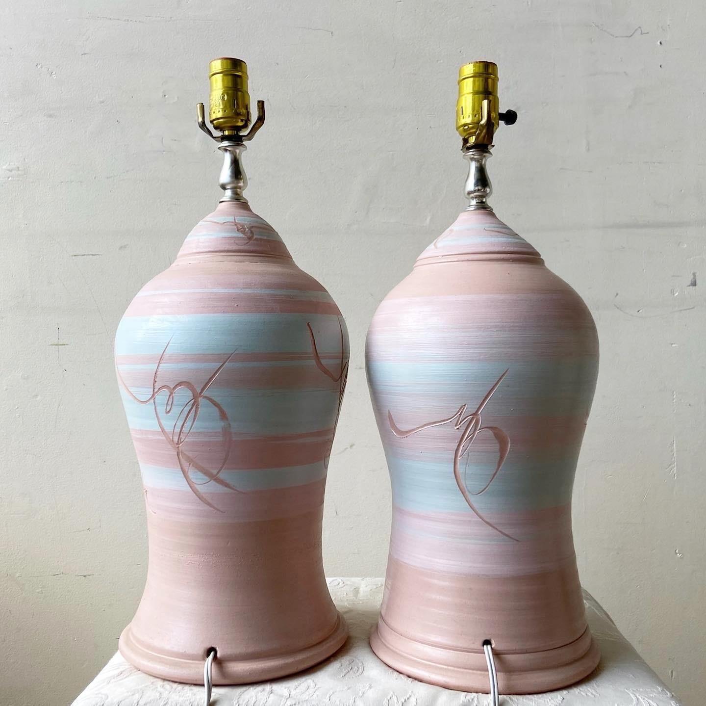 Pareja de lámparas de sobremesa posmodernas de cerámica rosa y azul Posmoderno en venta