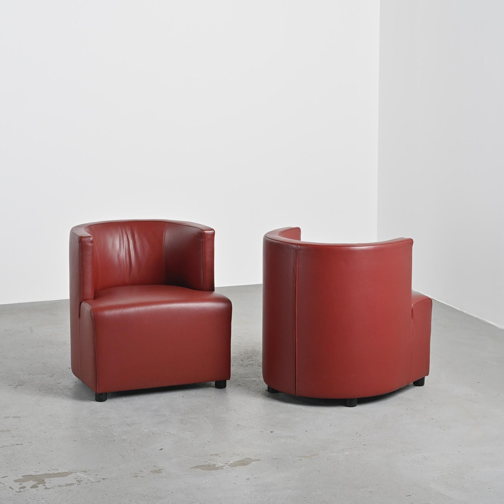 Pair of postmodern armchairs produced by Wittmann, circa 1990.
These two armchairs feature a wooden frame, foam padding, and are upholstered in full-grain grained leather in a deep red tone. The enveloping backrest ensures optimal comfort, while the