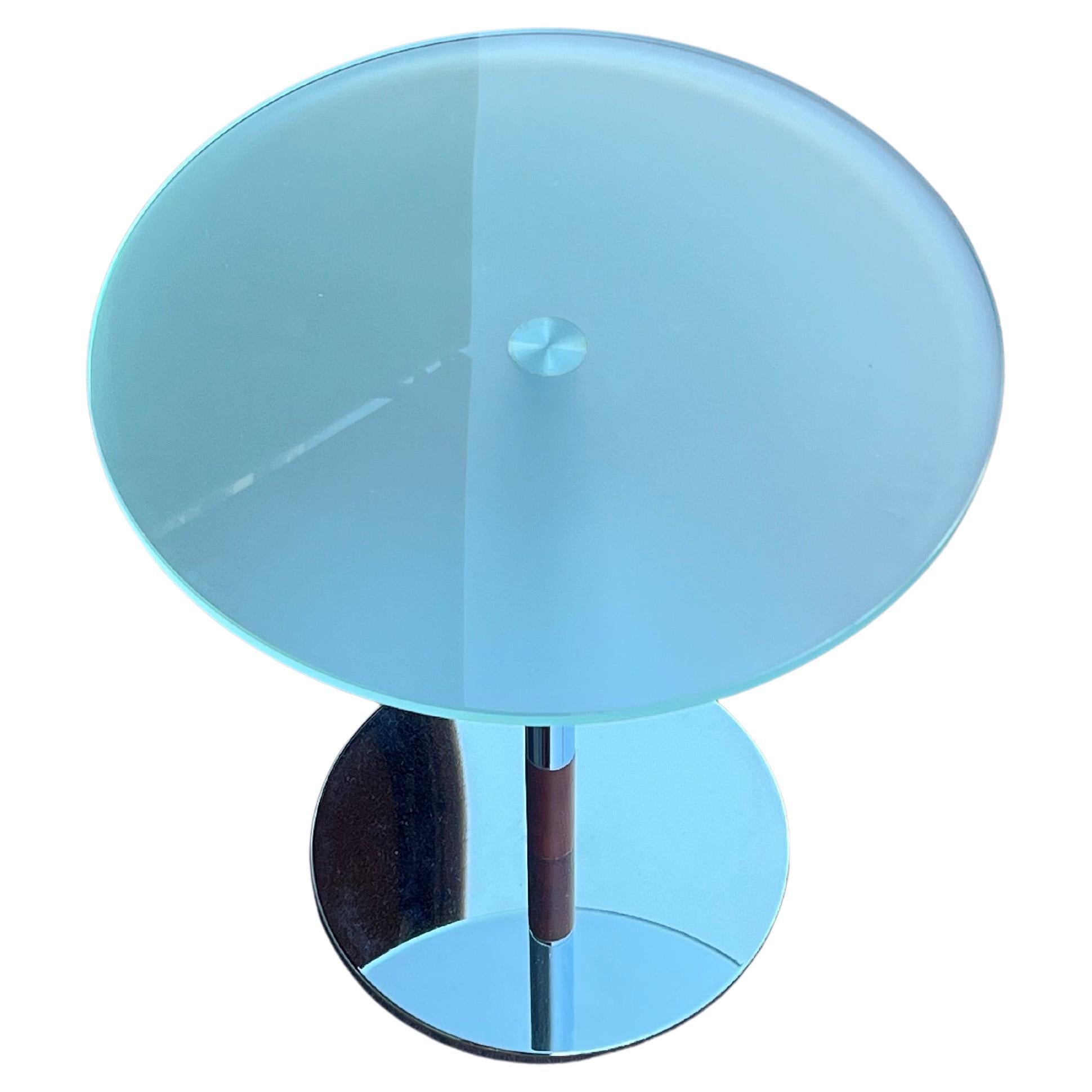 Bonito par de mesas de cóctel italianas de cristal esmerilado de los años 90, en excelente estado, compradas en la tienda Ligne Roset de La Joya, en perfecto estado, con acabado pulido de espejo macizo y acento de madera de teca, el comprador puede