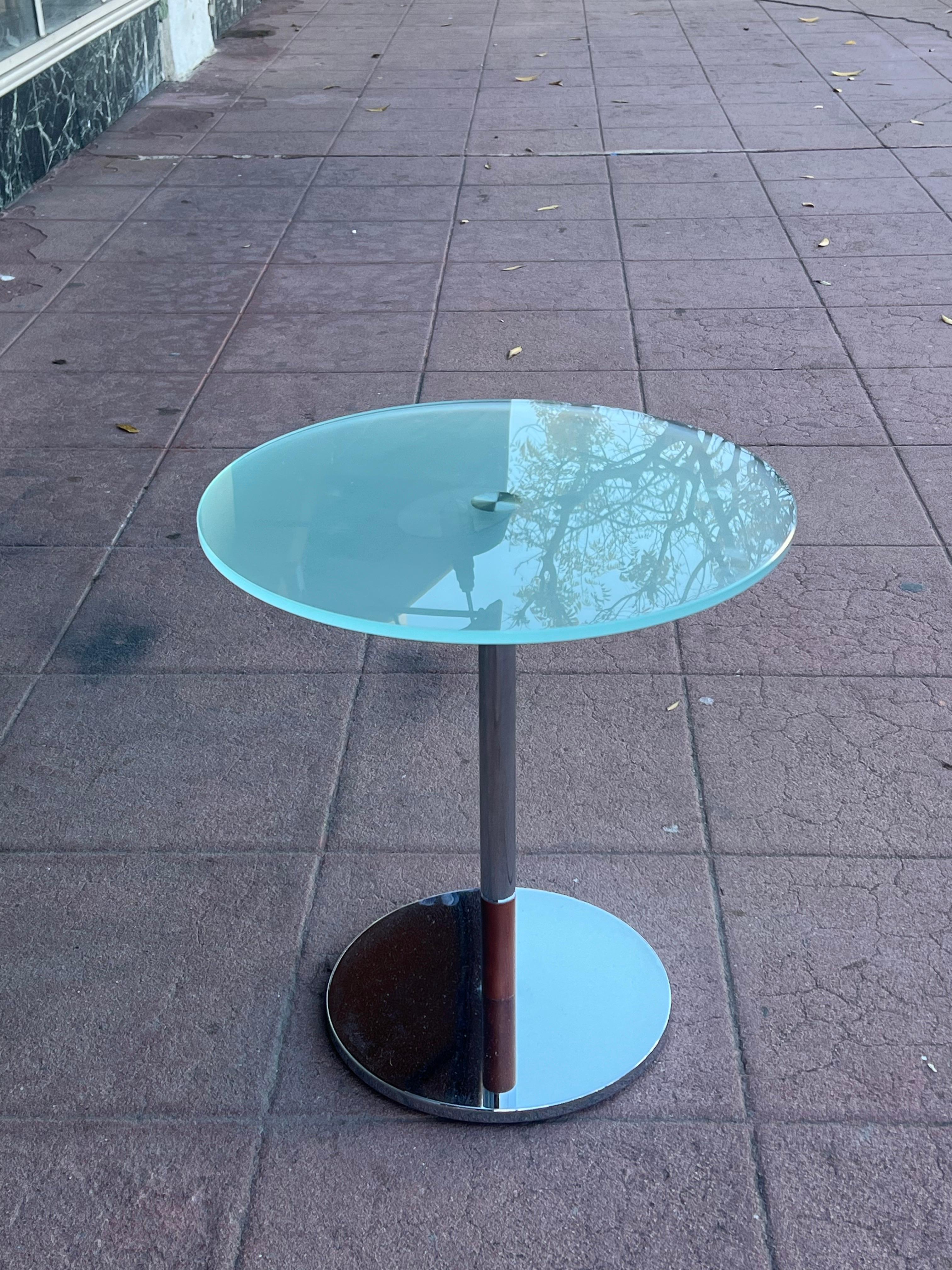 Pareja de mesas auxiliares redondas postmodernas de cristal esmerilado Cocktail Teca y acero Italiano en venta