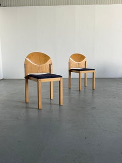 Paire de chaises de salle à manger empilables en bois sculpté postmoderne d'Arno Votteler