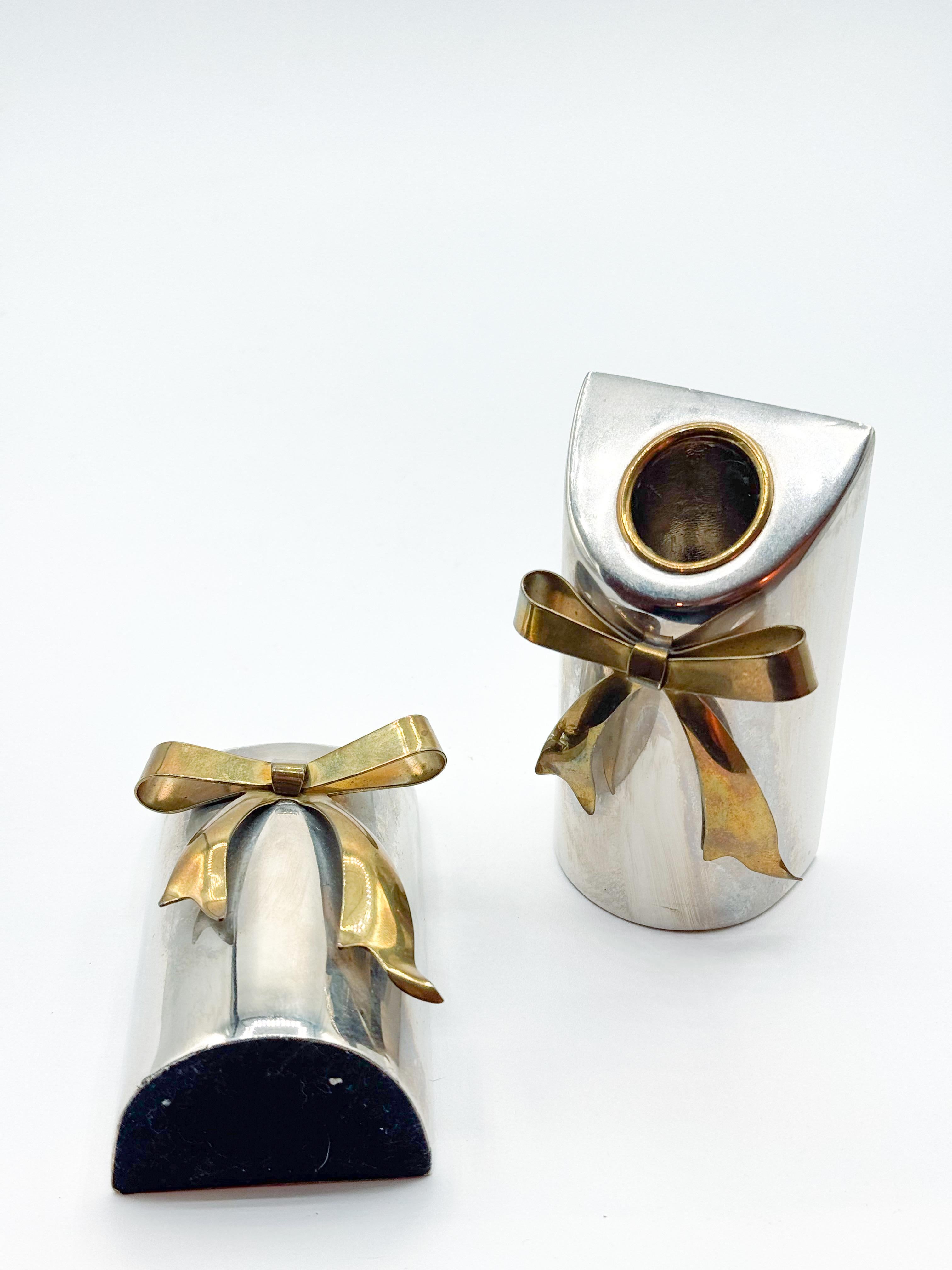 Pair of Postmodern Silver and Brass Bow Candle Holders, 1980s Posmoderno en venta