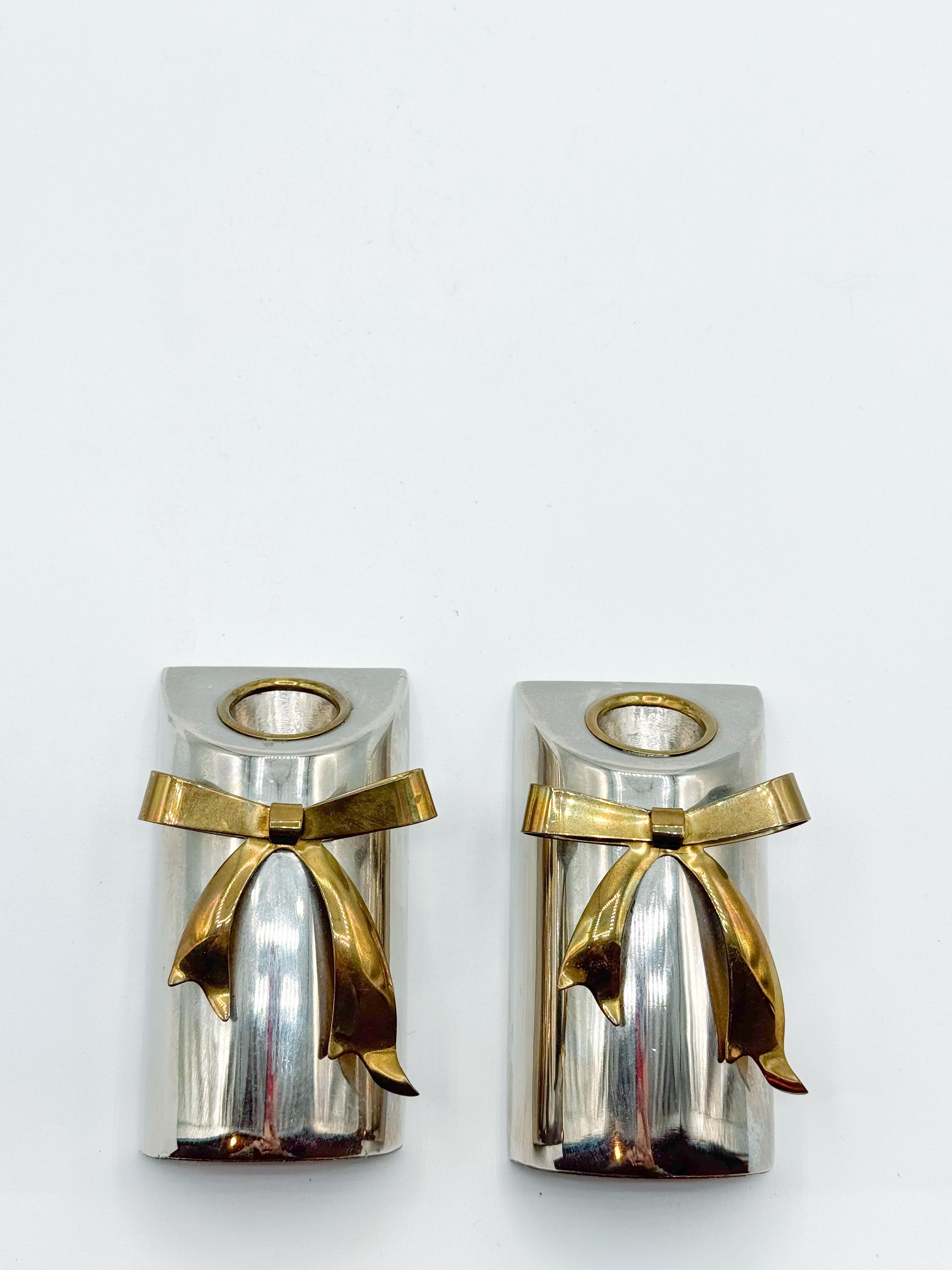 Pair of Postmodern Silver and Brass Bow Candle Holders, 1980s en Bastante bueno estado para la venta en Toronto, CA