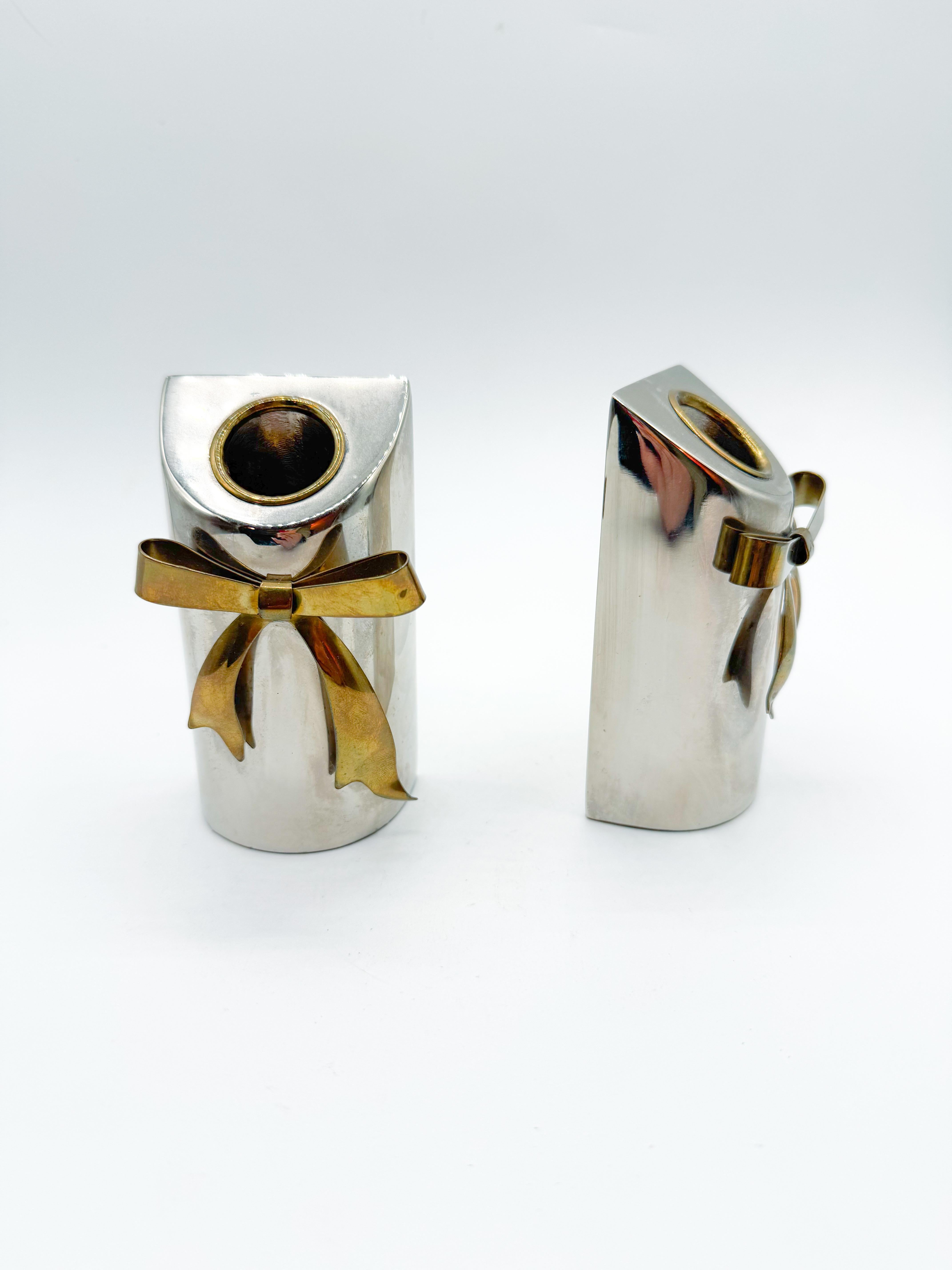Pair of Postmodern Silver and Brass Bow Candle Holders, 1980s Metal en venta