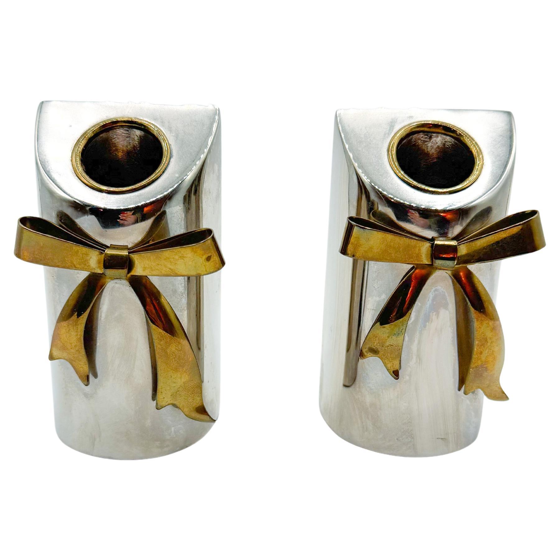 Pair of Postmodern Silver and Brass Bow Candle Holders, 1980s en venta