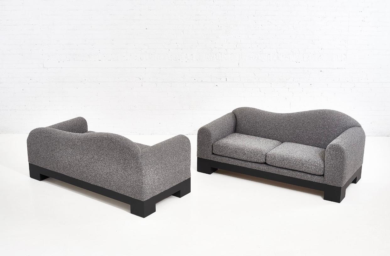 Ein Paar postmoderne Sofas von Directional Furniture, 1980 im Angebot 1