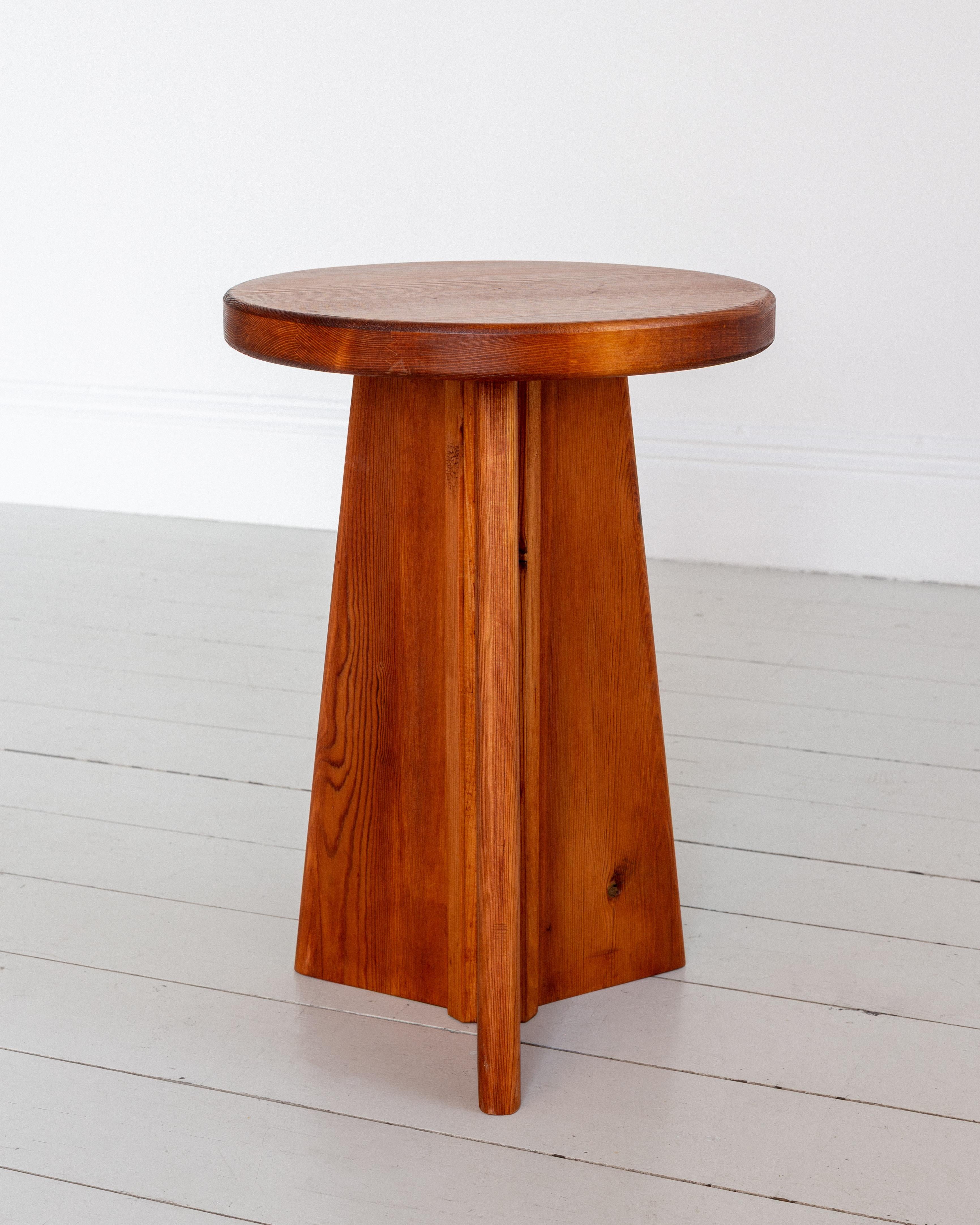 Paar postmoderne Hocker aus massivem Kiefernholz, Schweden im Angebot 4
