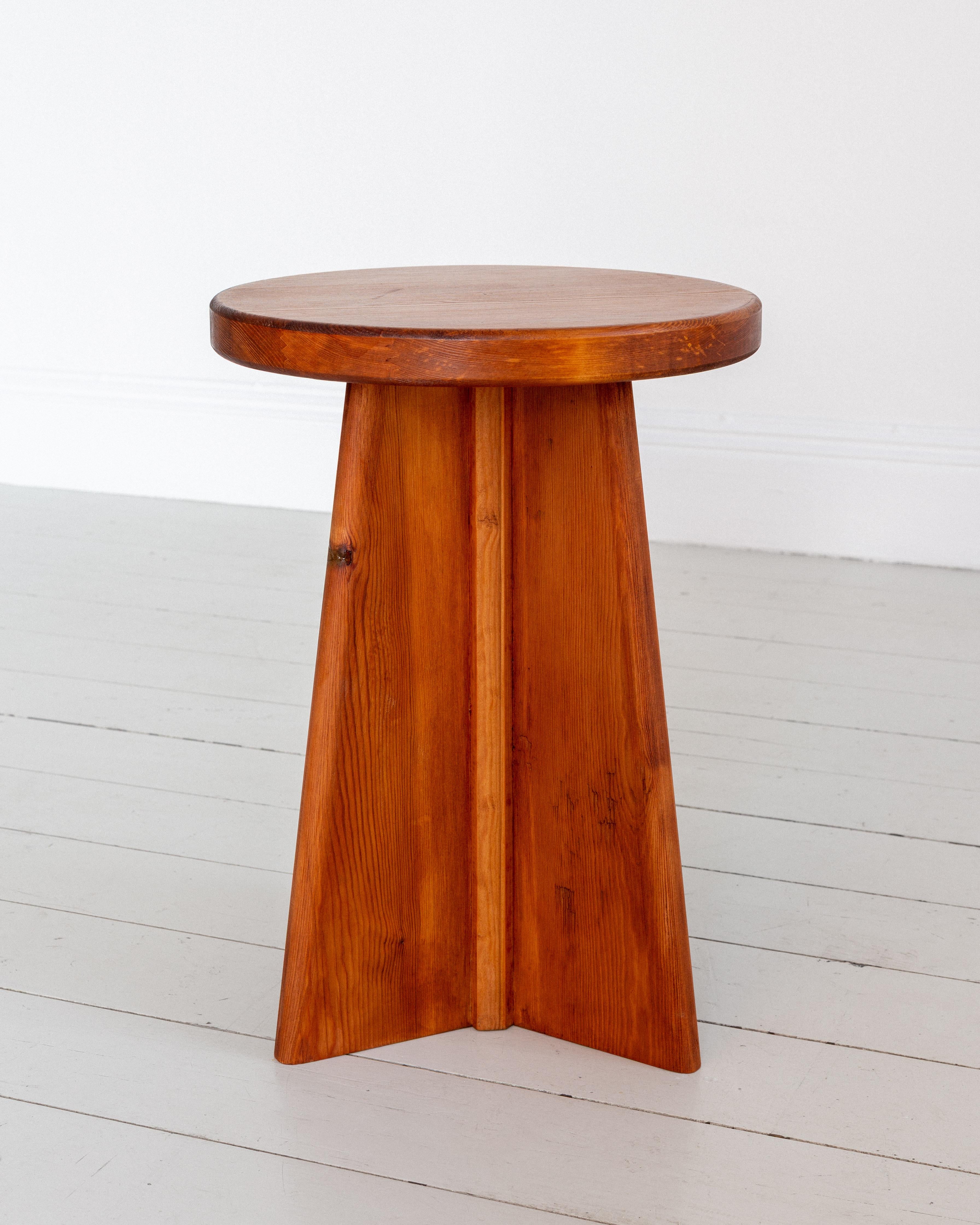 Paar postmoderne Hocker aus massivem Kiefernholz, Schweden im Angebot 5