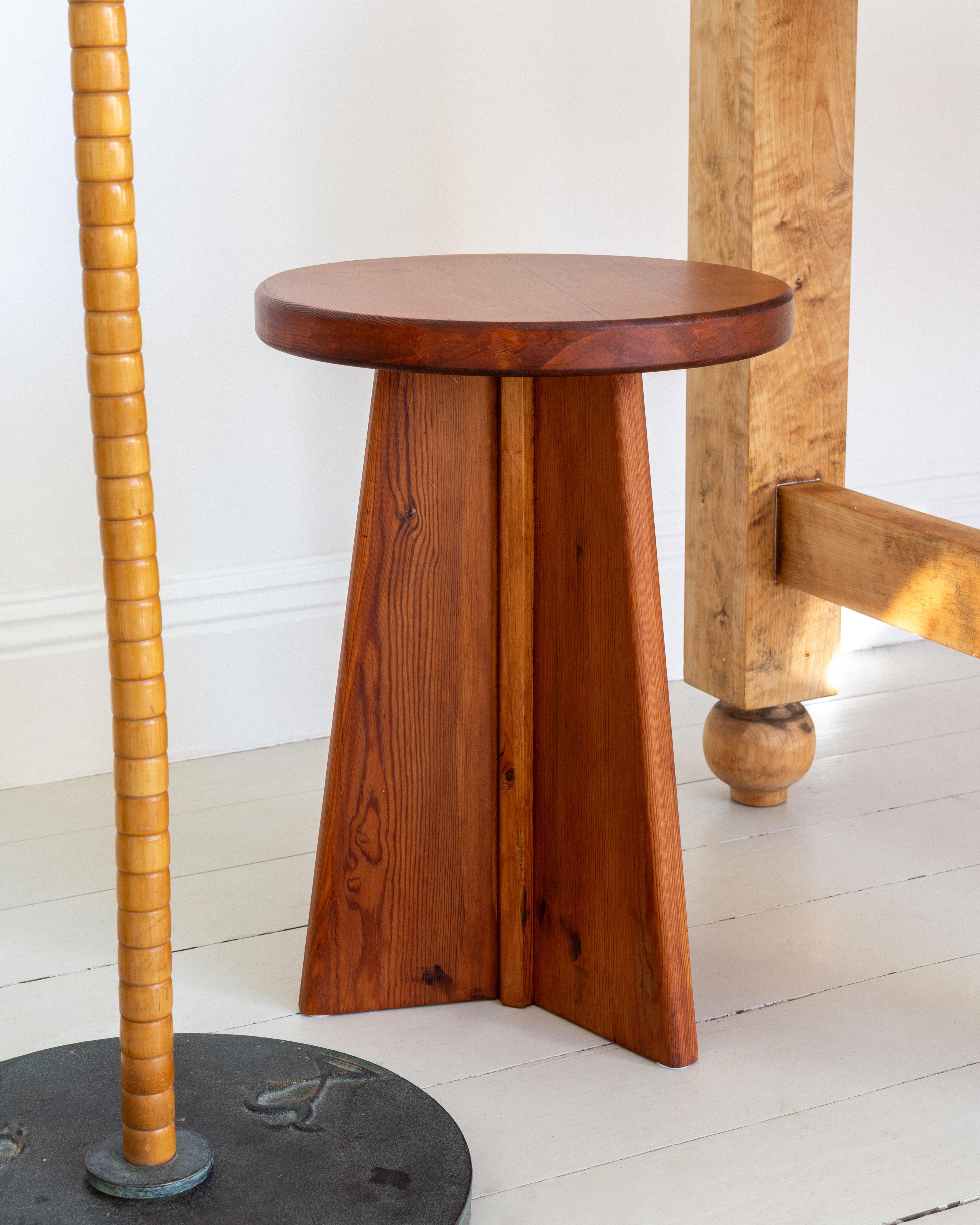 Paar postmoderne Hocker aus massivem Kiefernholz, Schweden im Angebot 7