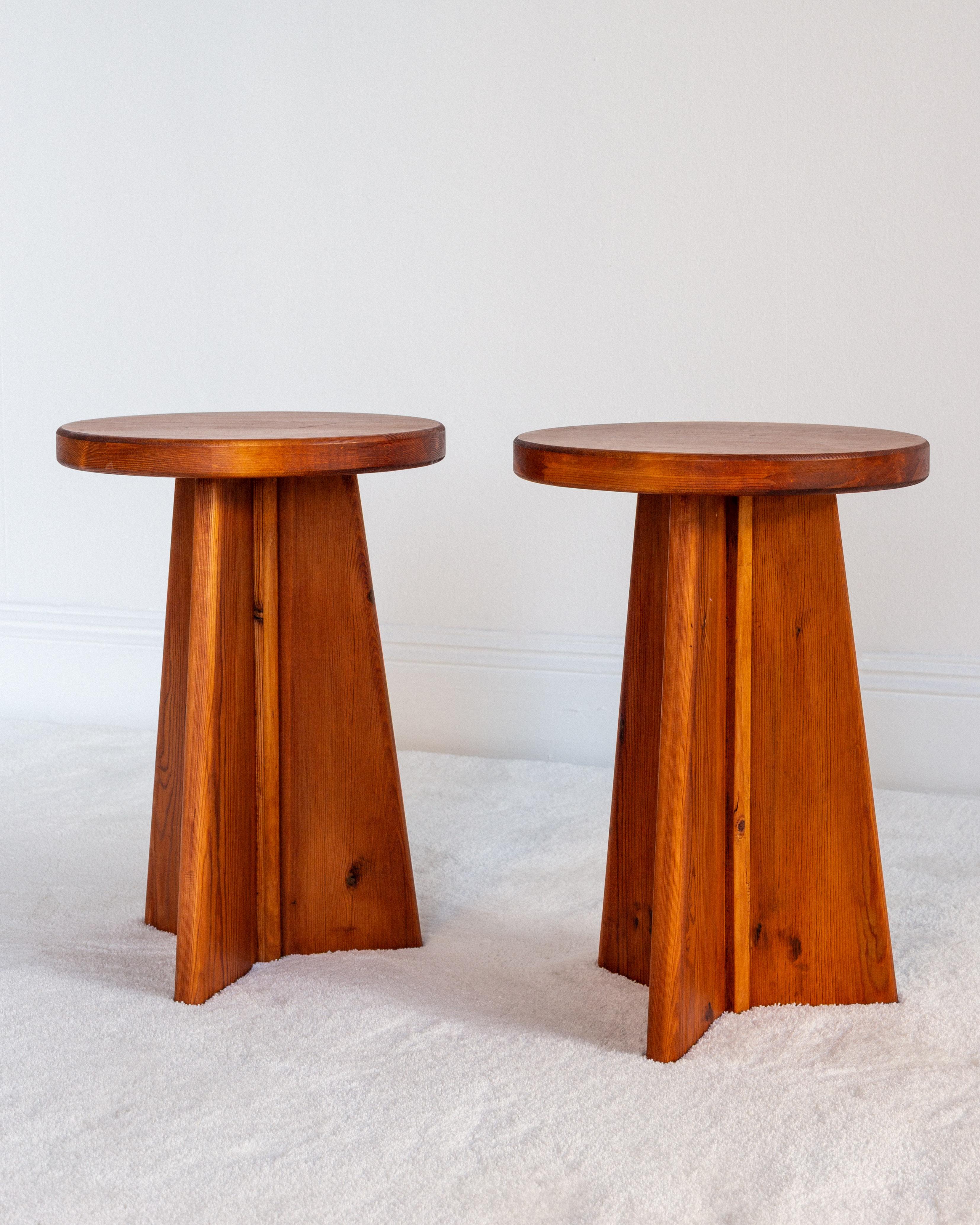 Charmantes Paar schwedischer Vintage-Hocker aus Kiefer aus den 1970er-1980er Jahren, die klassische skandinavische Handwerkskunst zeigen. Diese handgefertigten Stücke zeichnen sich durch warme Holztöne mit reicher natürlicher Maserung und einer