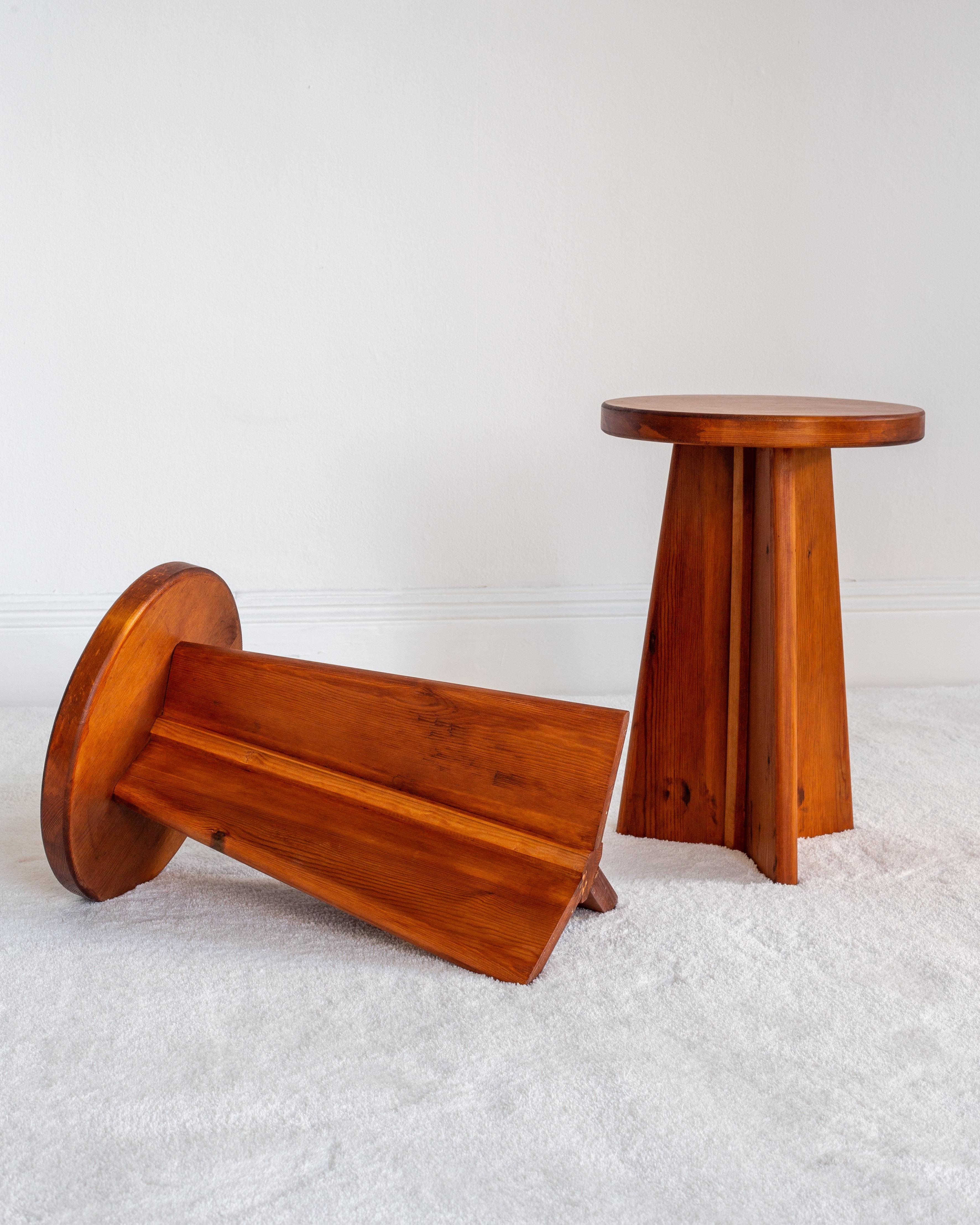 Paar postmoderne Hocker aus massivem Kiefernholz, Schweden (Skandinavische Moderne) im Angebot